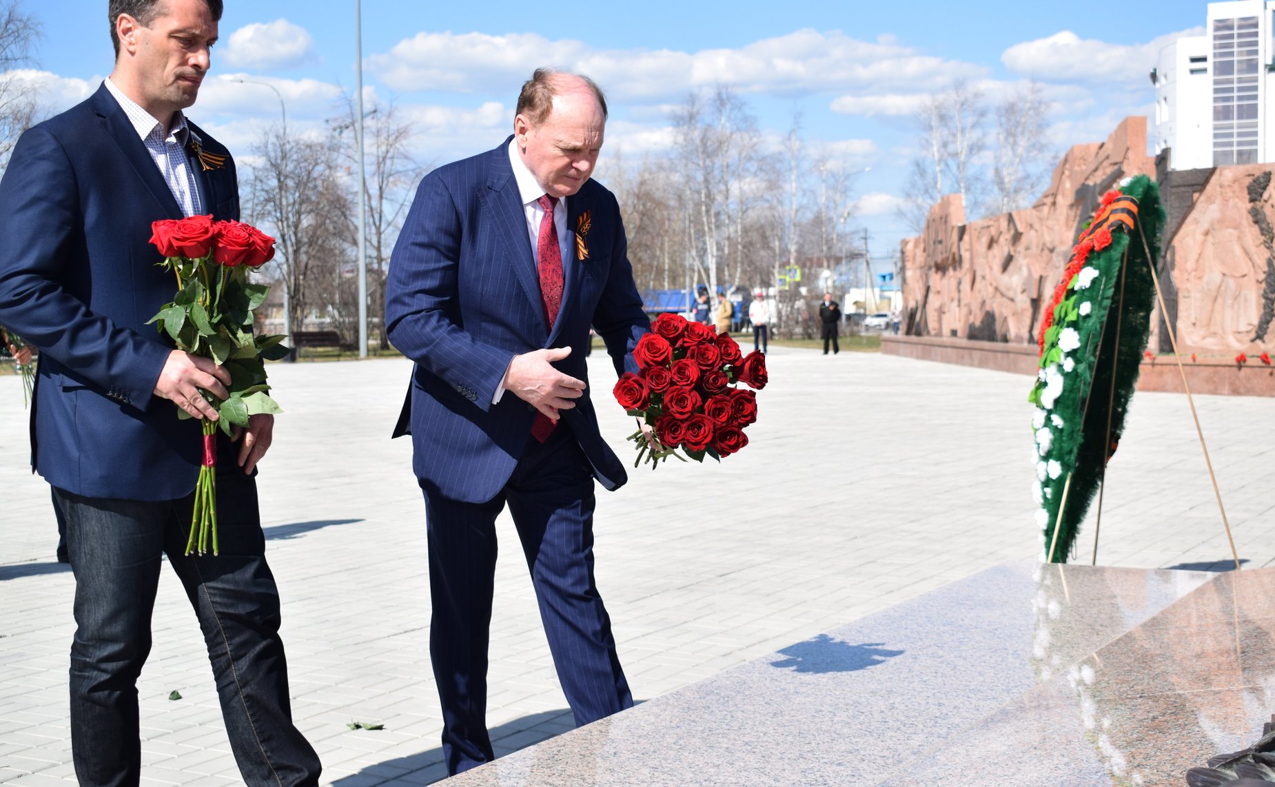 Эдуард Исаков посетил ряд мероприятий, приуроченных к 77-й годовщине Победы в Великой Отечественной войне, и принял участие в шествии «Бессмертный полк» в городе Югорске