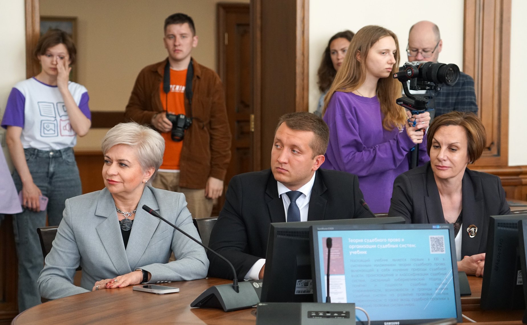 Парламентарии встретились с молодыми юристами – студентами Юридического института Алтайского государственного Университета, с которыми провели открытый диалог