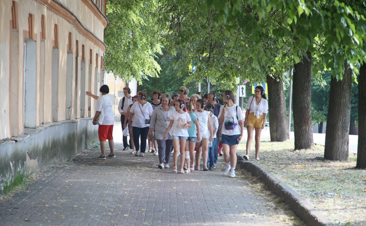 Елена Писарева в рамках работы в регионе пригласила новгородские приемные семьи на иммерсивный спекталь-променад «Слушай Новгород»