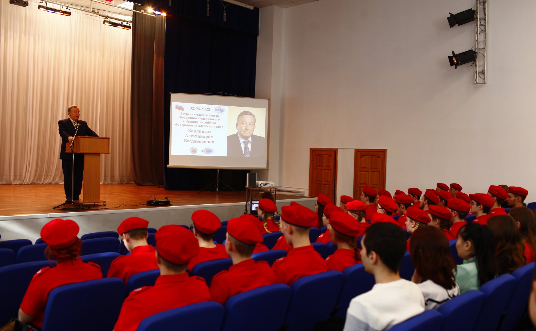 Александр Карлин во время рабочей поездки в Бийск вручил награды Совета Федерации жителям города, внесшим большой вклад в его развитие