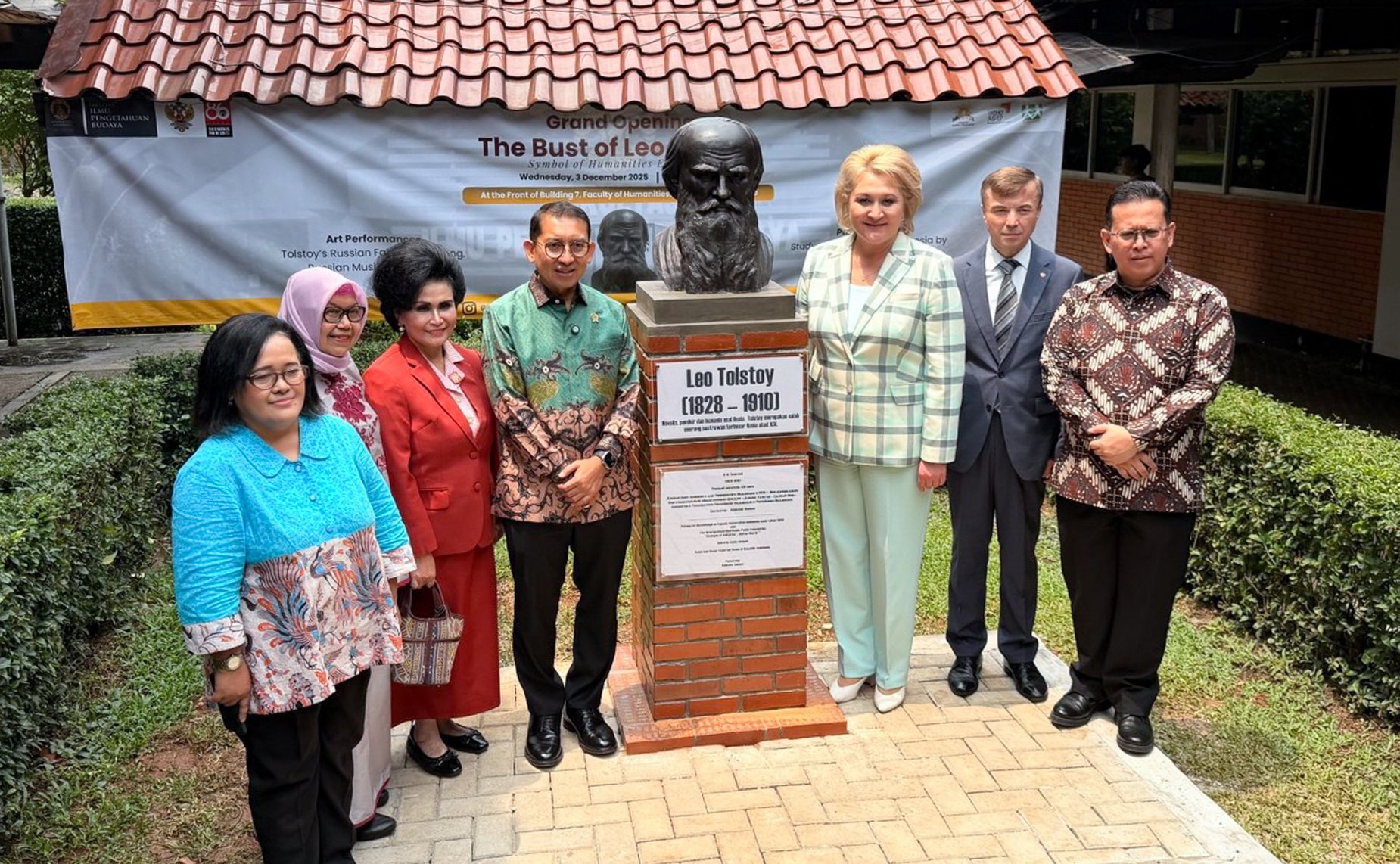 Делегация Совета Федерации в Университете Индонезии в Джакарте приняла участие в церемонии открытия бюста Л.Н. Толстому