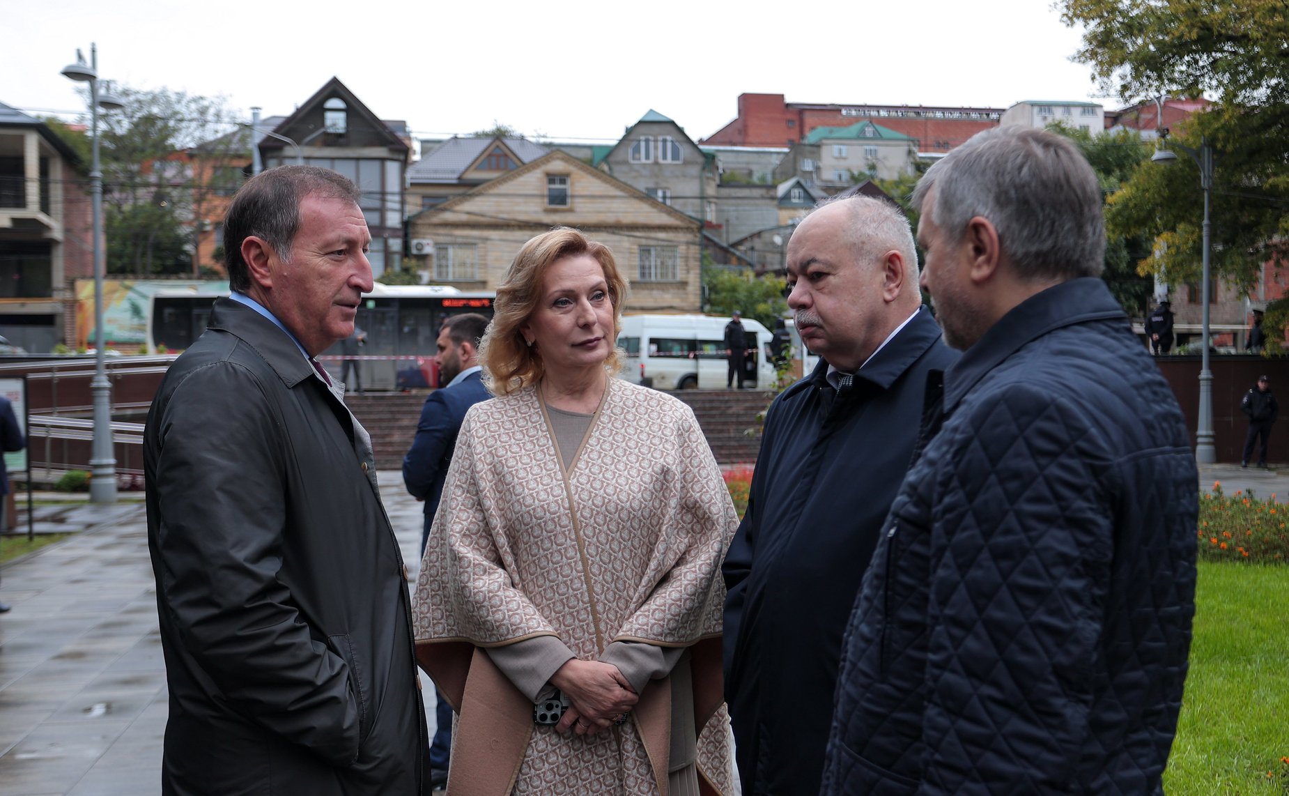 Сенаторы РФ возложили цветы к мемориалу Воину-освободителю в парке им. Ленинского комсомола в Махачкале (фото пресс-служба Министерства экономики и территориального развития Республики Дагестан)