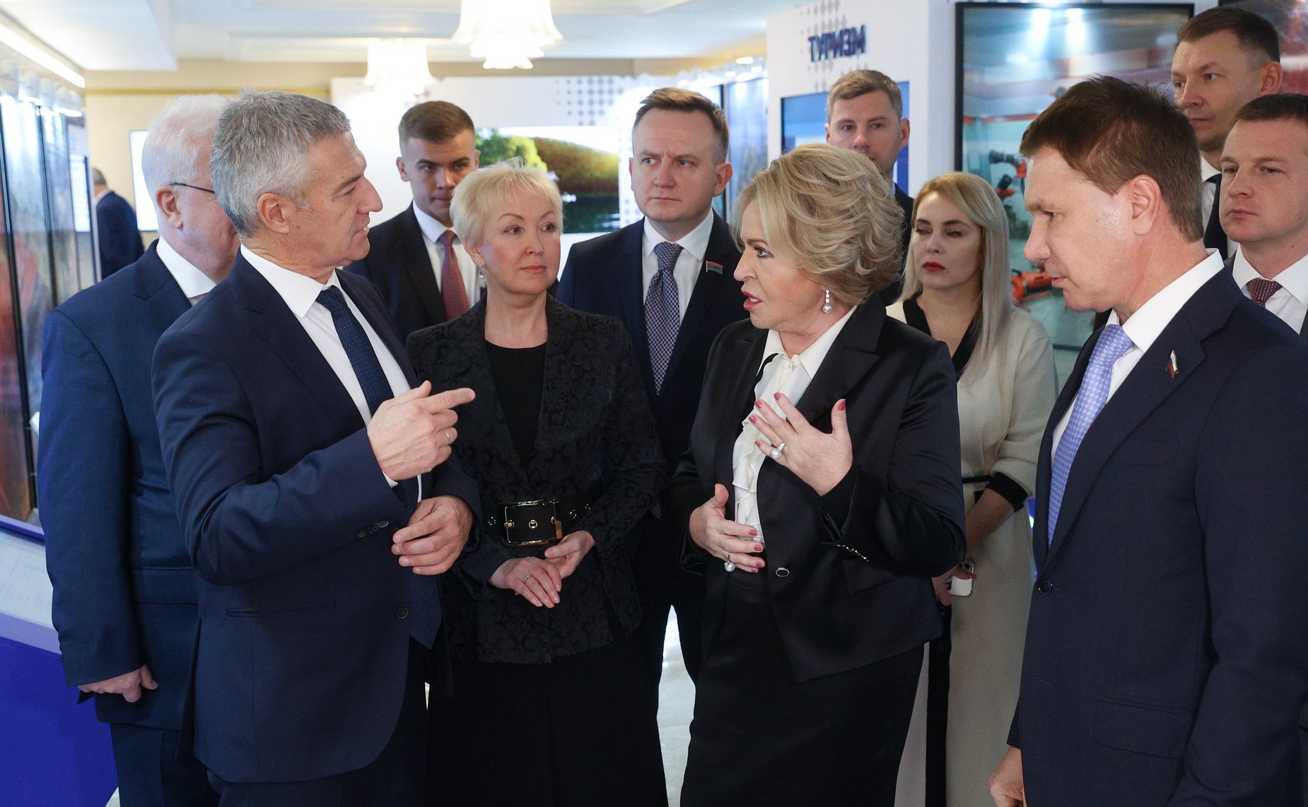 Валентина Матвиенко и Артур Парфенчиков осмотрели выставку, посвященную истории, культуре и перспективным направлениям развития Республики Карелия