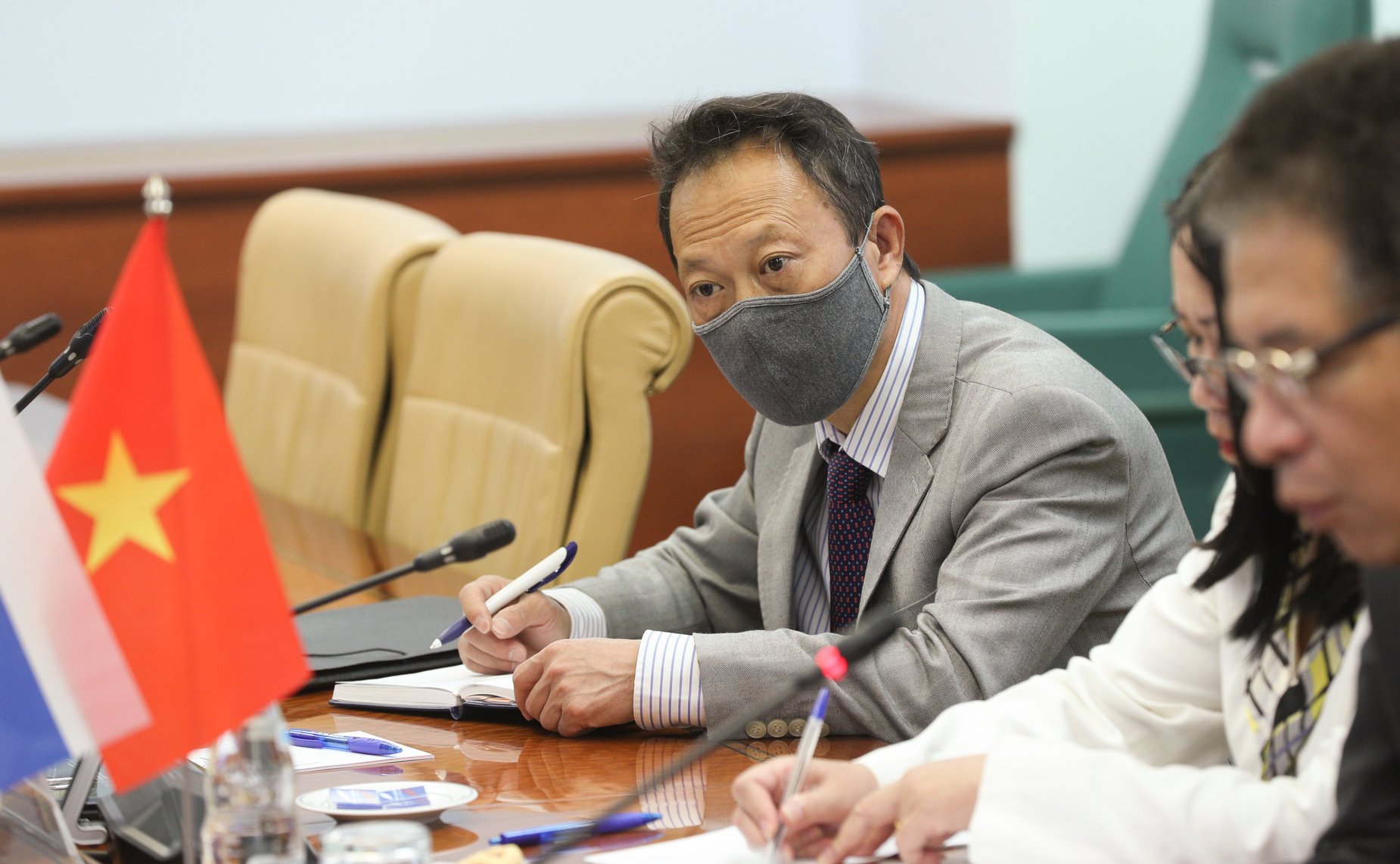 Встреча председателя Комитета СФ по международным делам Григория Карасина с Чрезвычайным и Полномочным Послом Социалистической Республики Вьетнам в РФ Данг Минь Кхоем