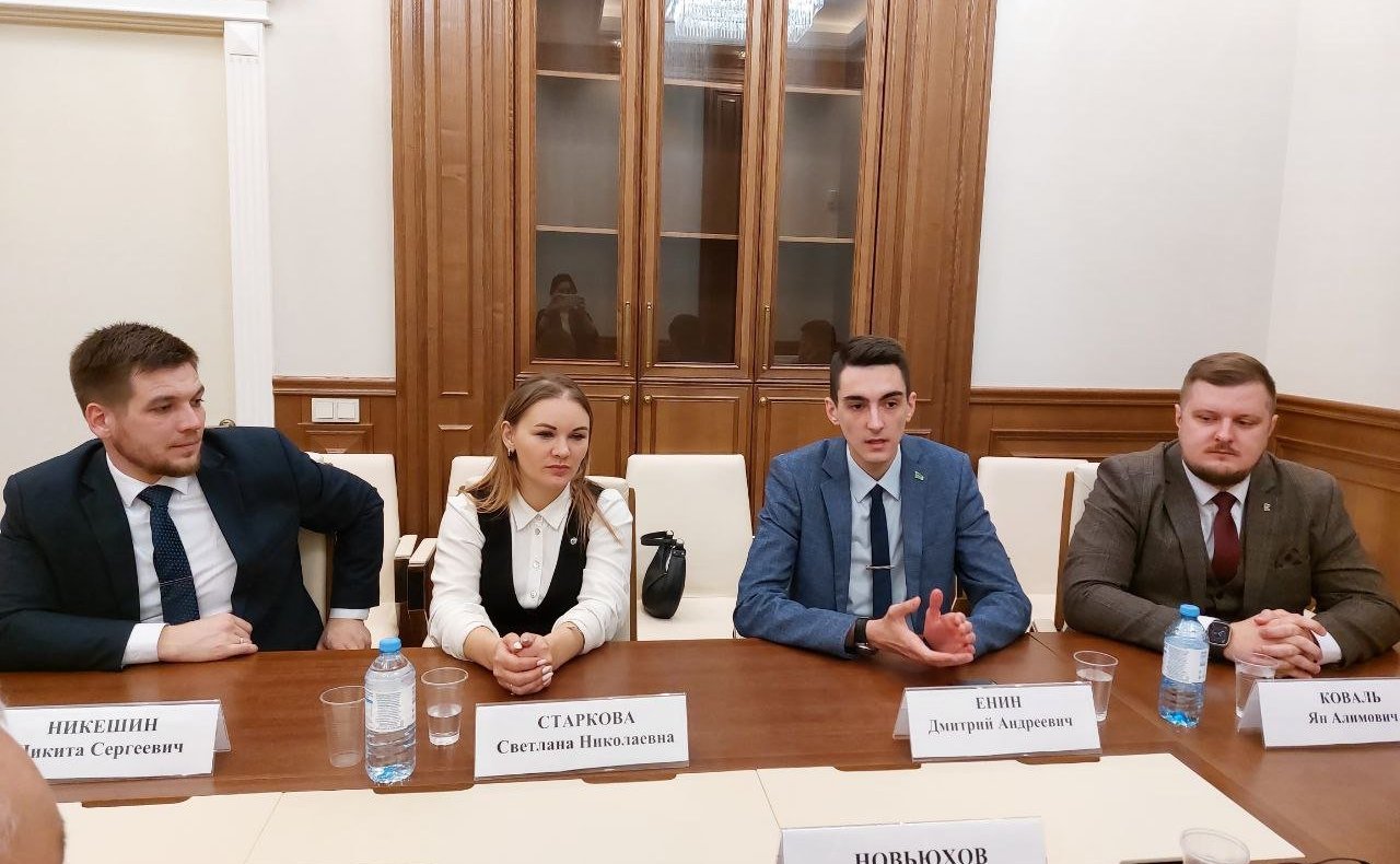Александр Новьюхов провел в Совете Федерации рабочую встречу с представителями Молодежного парламента при региональной Думе
