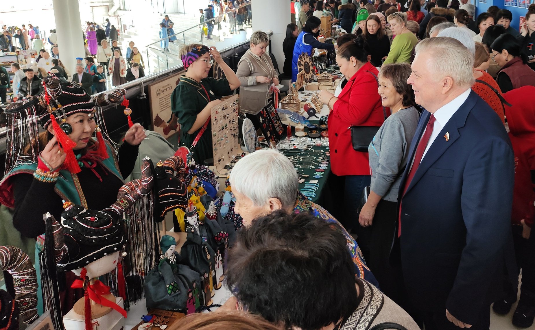 Вячеслав Наговицын осмотрел выставку-ярмарку, открывшуюся в фойе Физкультурно-спортивного центра