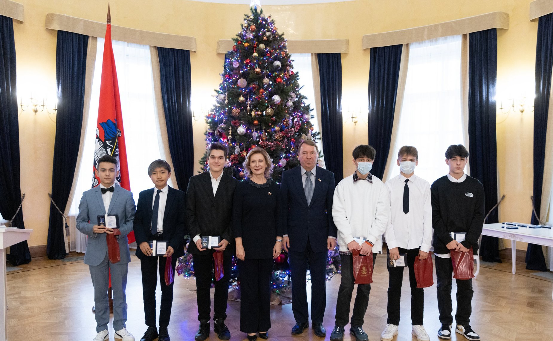 Инна Святенко и Владимир Кожин вручили награды детям-героям