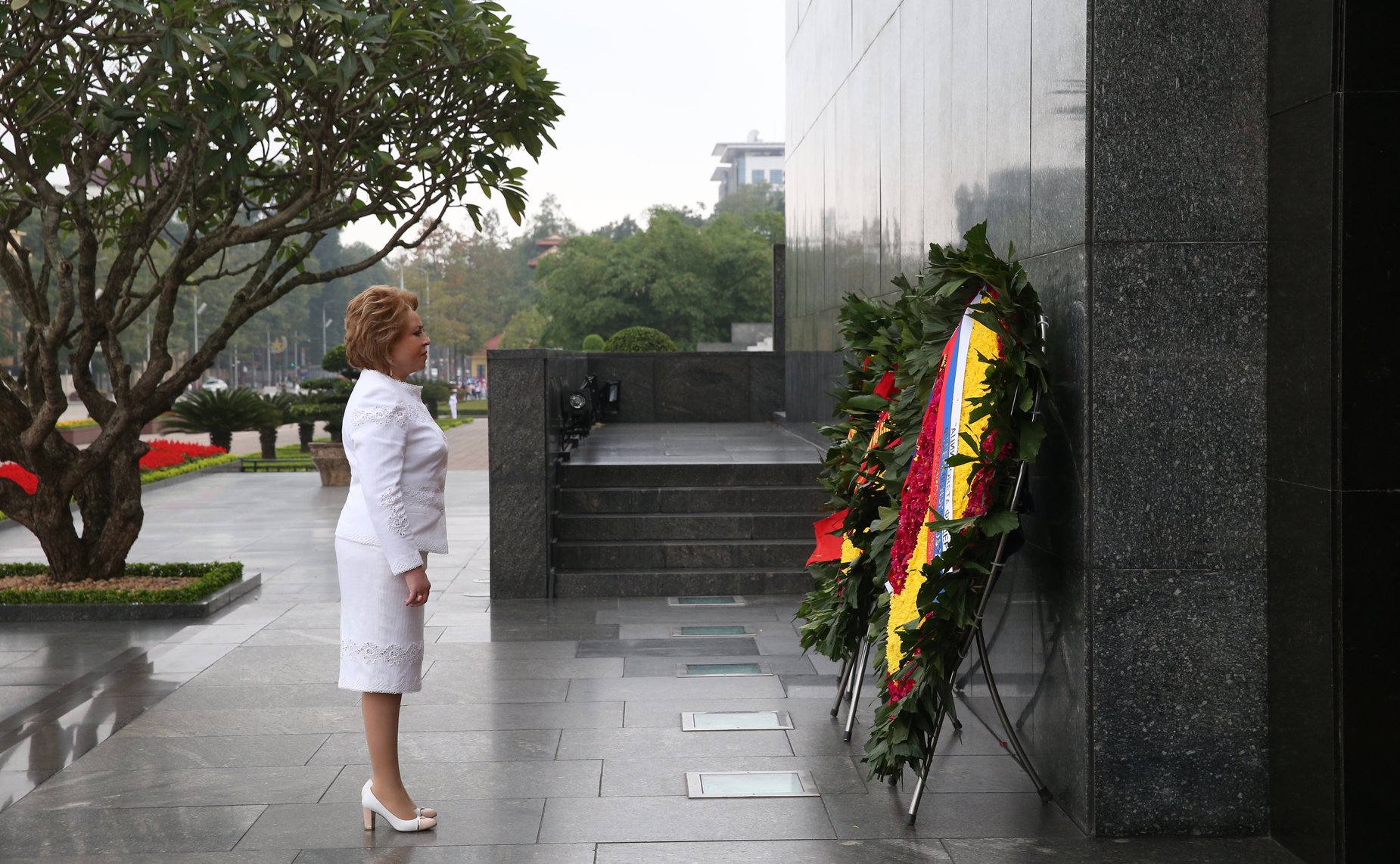 Возложение венка к мавзолею Хо Ши Мина