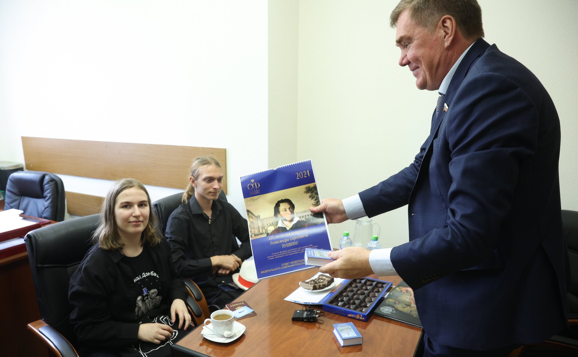 Встреча сенатора РФ Александра Савина с членом Союза писателей ЛНР Ф. Савенковой и писателем А. Конторовичем