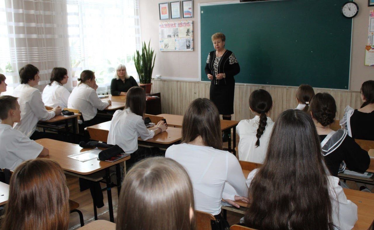 Ольга Бас в ходе региональной поездки провела встречу с учащимися и учителями Краснодонской школы №24