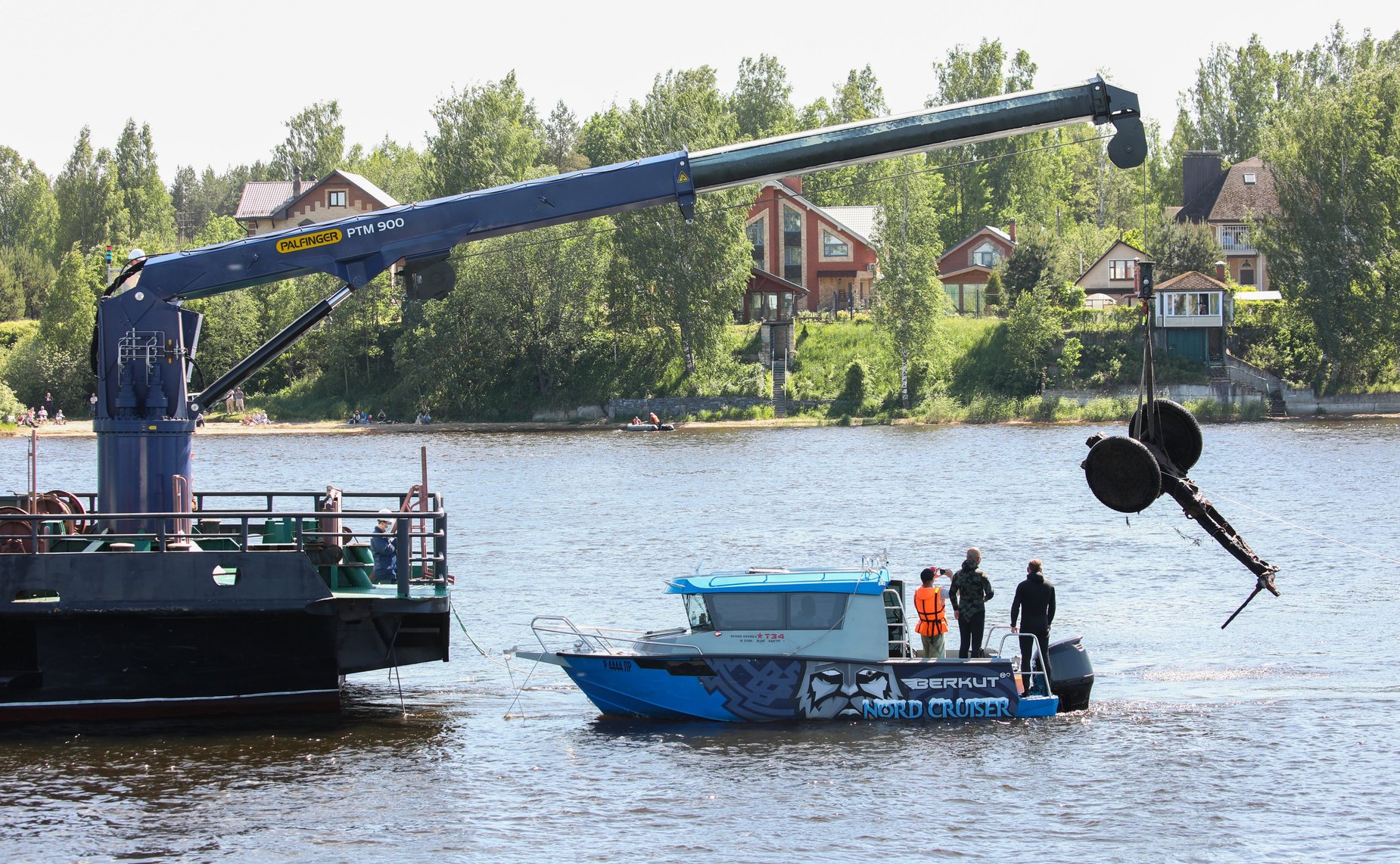 Сенаторы приняли участие в торжественной церемонии поднятия со дна Невы в районе Невского пятачка полковой пушки, затонувшей в ходе боев 1941 года