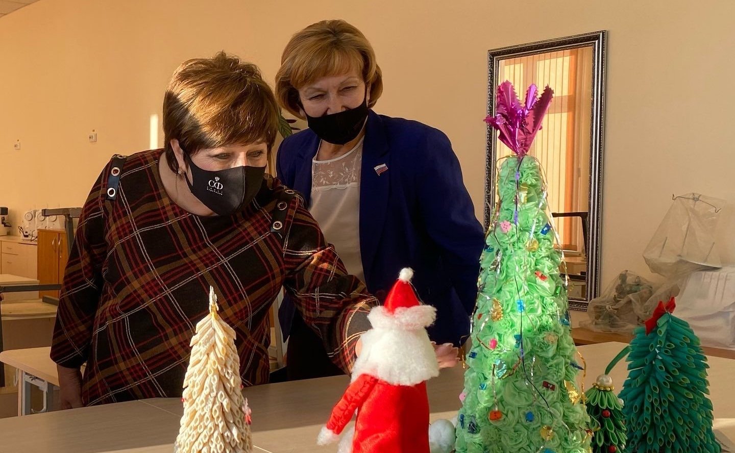 Ольга Хохлова побывала в новой школе и модельной библиотеке Камешковского района