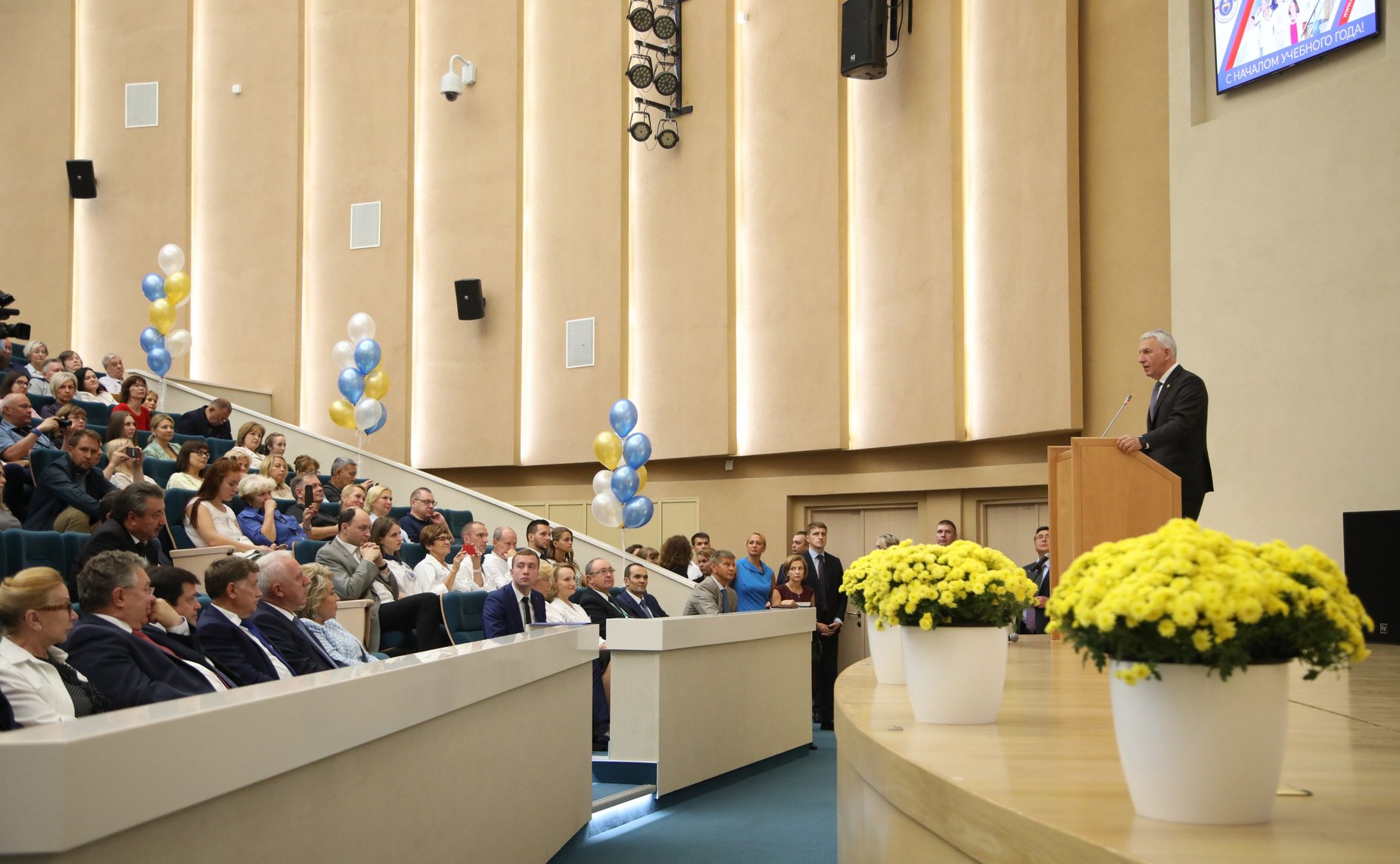 Церемония посвящения в студенты будущих врачей в Национальном медицинском исследовательском центре имени В.А. Алмазова в Санкт-Петербурге