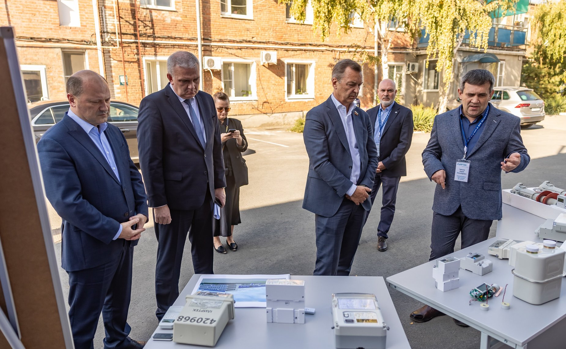 Первый заместитель Председателя СФ Андрей Яцкин в рамках поездки в Ростовскую область посетил одну из компаний, которая занимается производством умных счетчиков и ПО для учета энерго- и газопотребления