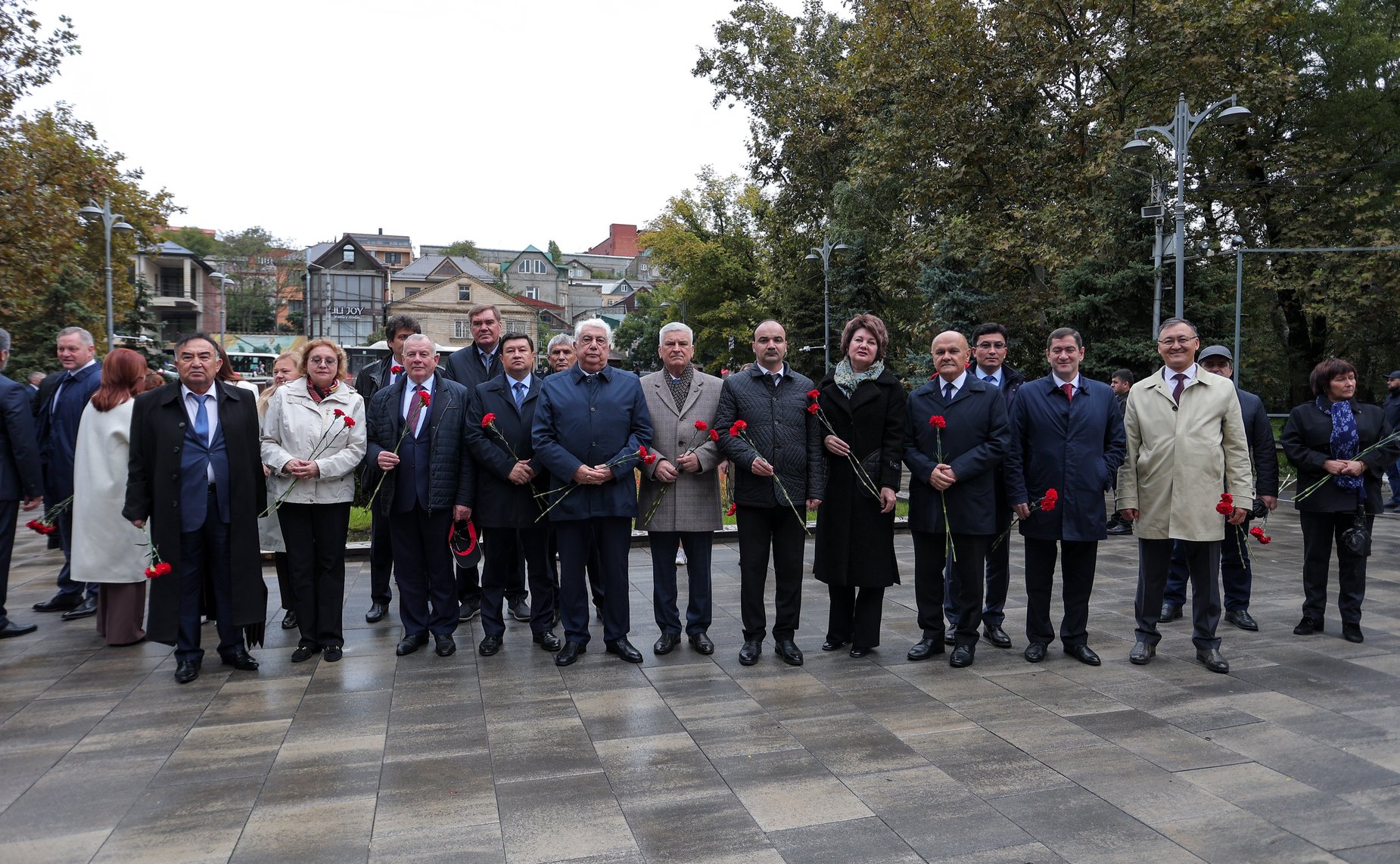 Сенаторы РФ возложили цветы к мемориалу Воину-освободителю в парке им. Ленинского комсомола в Махачкале (фото пресс-служба Министерства экономики и территориального развития Республики Дагестан)