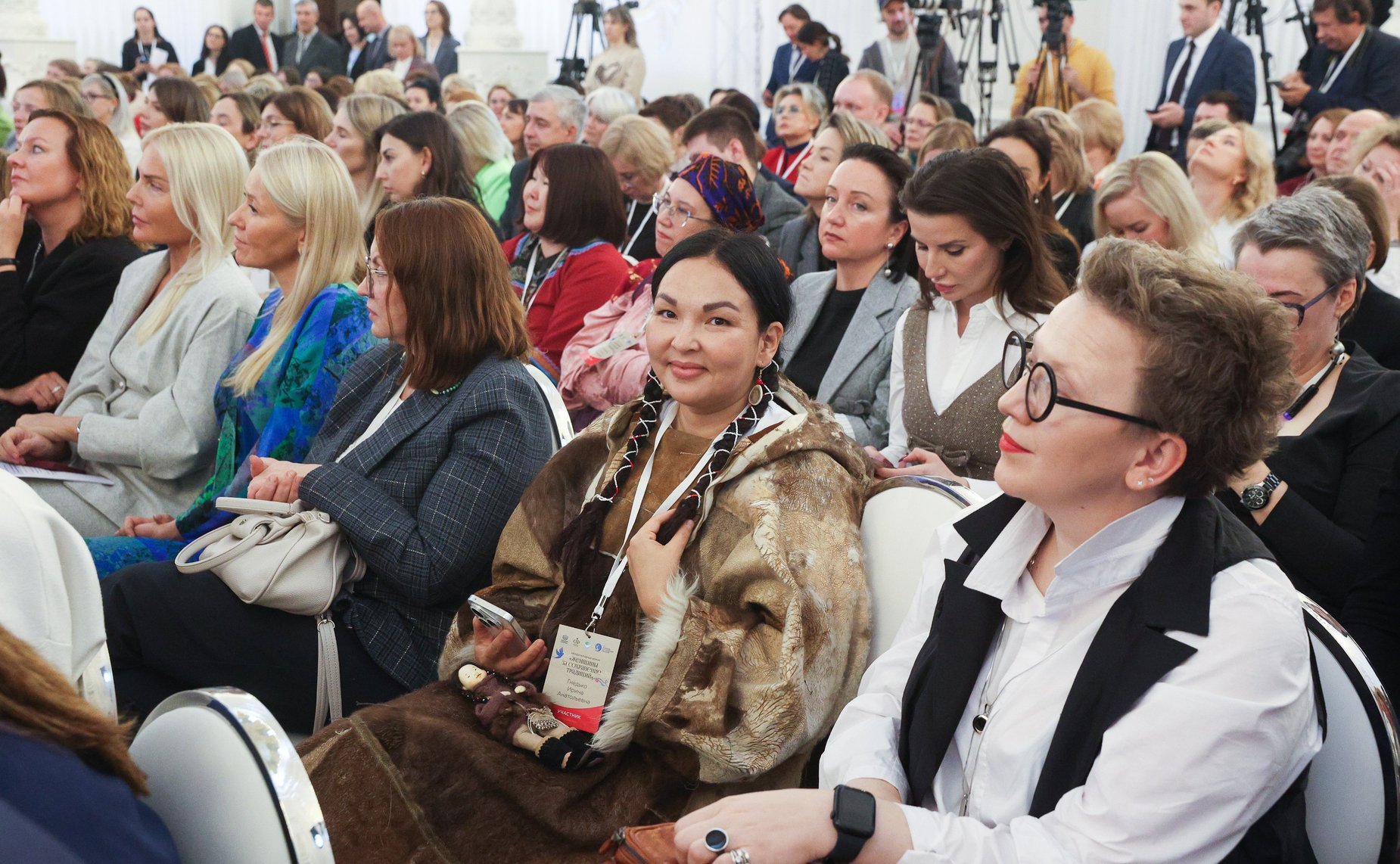 Пленарное заседание международного форума «Женщины за сохранение традиций»