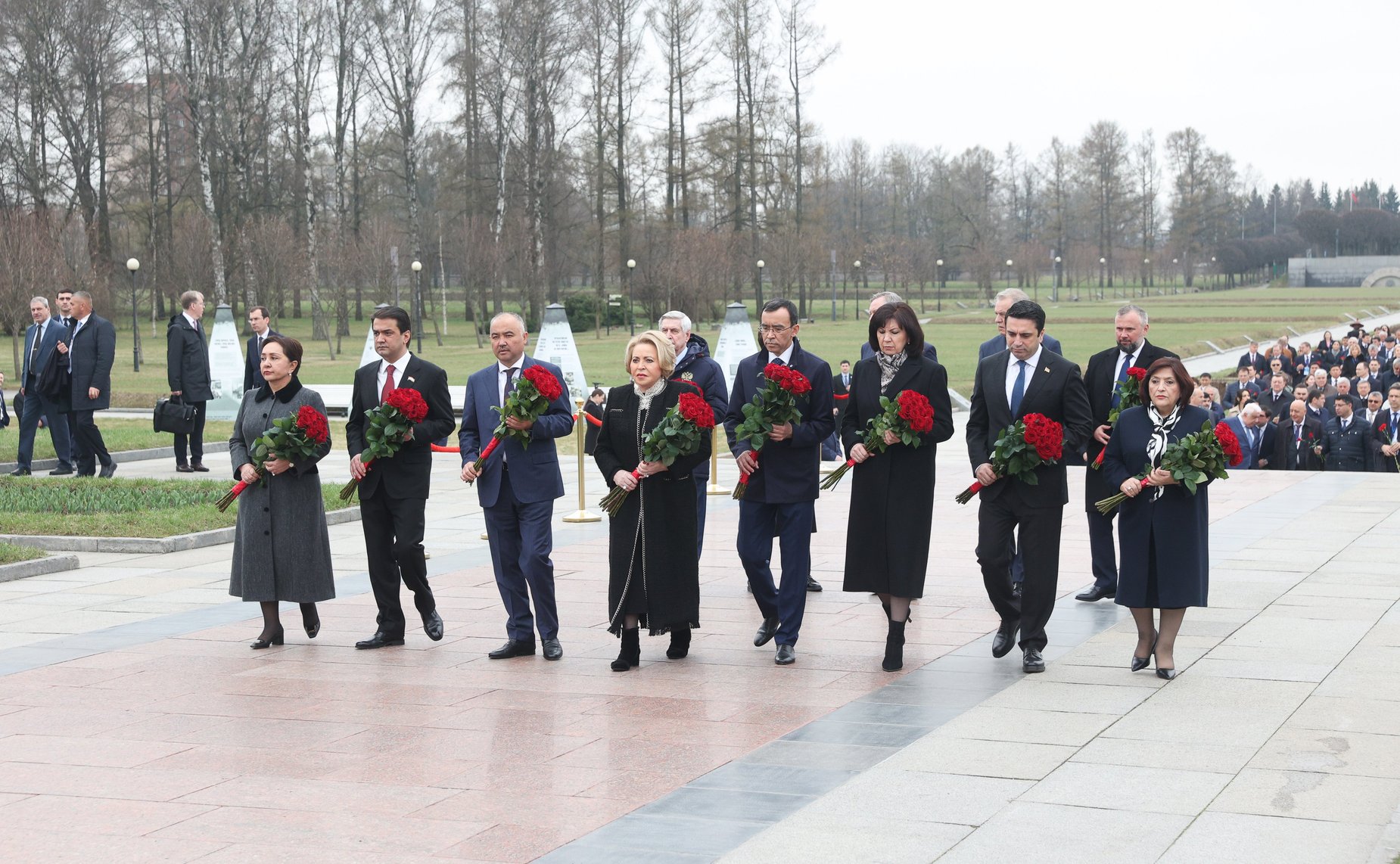 Делегации стран-участниц Межпарламентской Ассамблеи СНГ возложили венки и цветы к Монументу «Мать-Родина» на Пискаревском мемориальном кладбище, а также к памятным плитам государств на Аллее Памяти