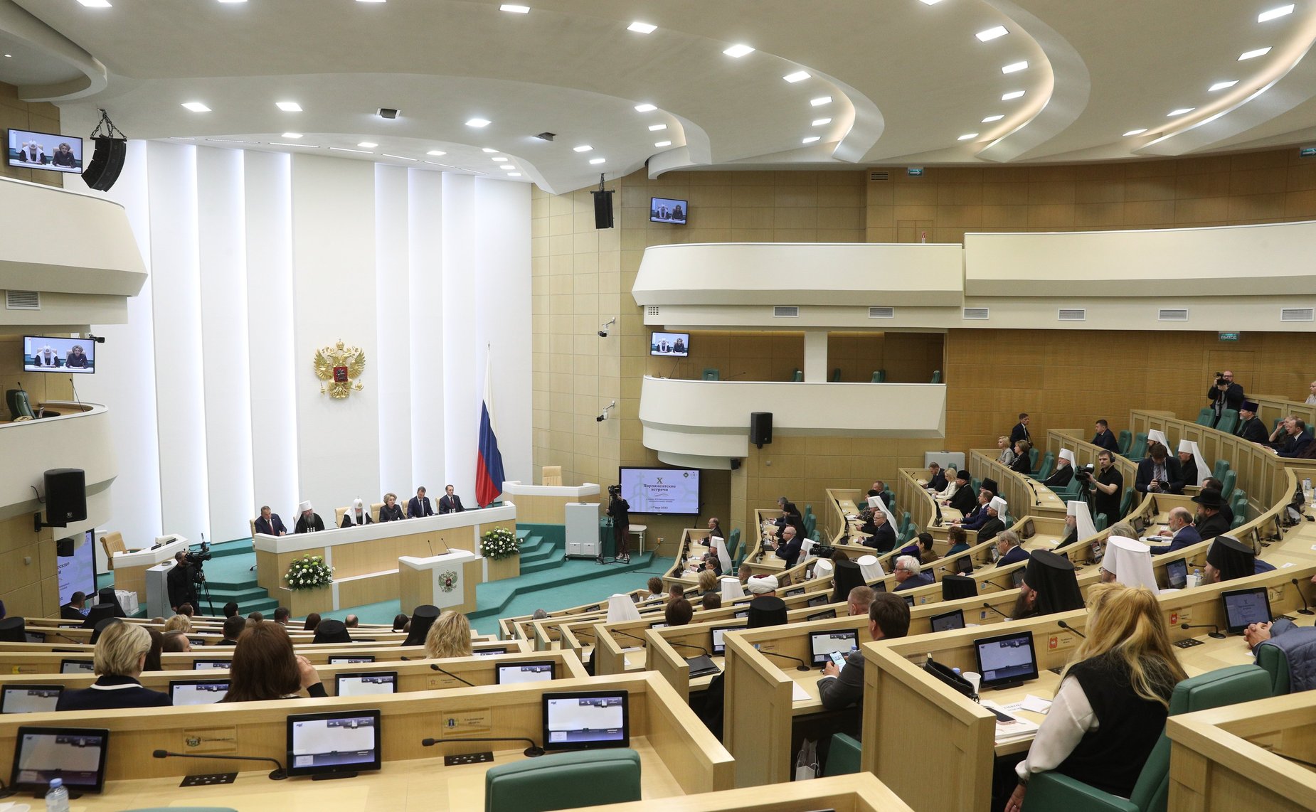 Пленарное заседание Х Парламентских встреч в рамках ХХХ Международных образовательных чтений «К 350-летию со дня рождения Петра I: секулярный мир и религиозность»