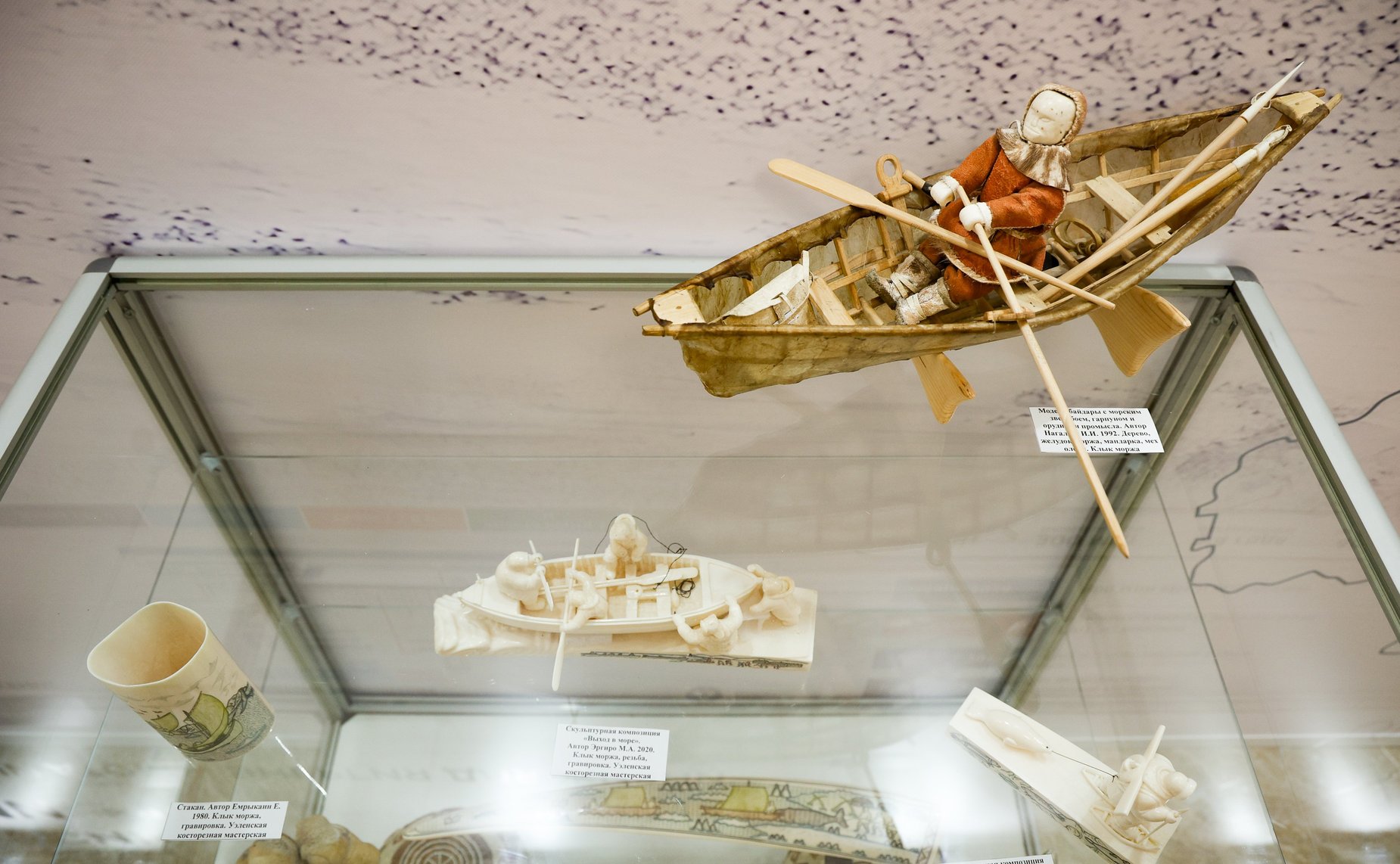 Валентина Матвиенко и Владислав Кузнецов осмотрели выставку, развернутую в Совете Федерации, которая посвящена истории, современности и перспективам развития Чукотского автономного округа