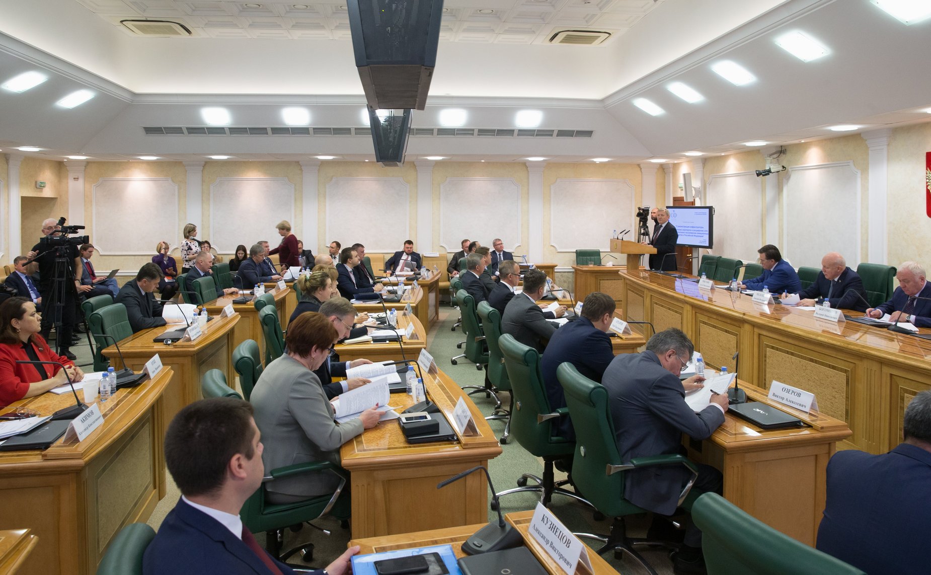 Парламентские слушания на тему «О реконструкции инфраструктуры региональных аэропортов и расширении сети межрегиональных пассажирских авиационных маршрутов в РФ»