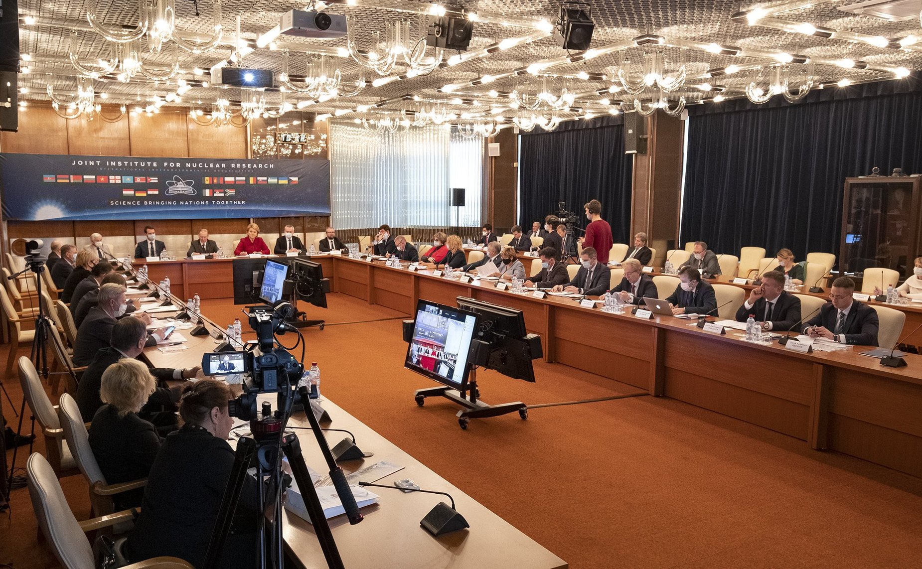 Комитет Совета Федерации по науке, образованию и культуре в г. Дубне Московской области провел совместно с Объединенным институтом ядерных исследований выездное заседание