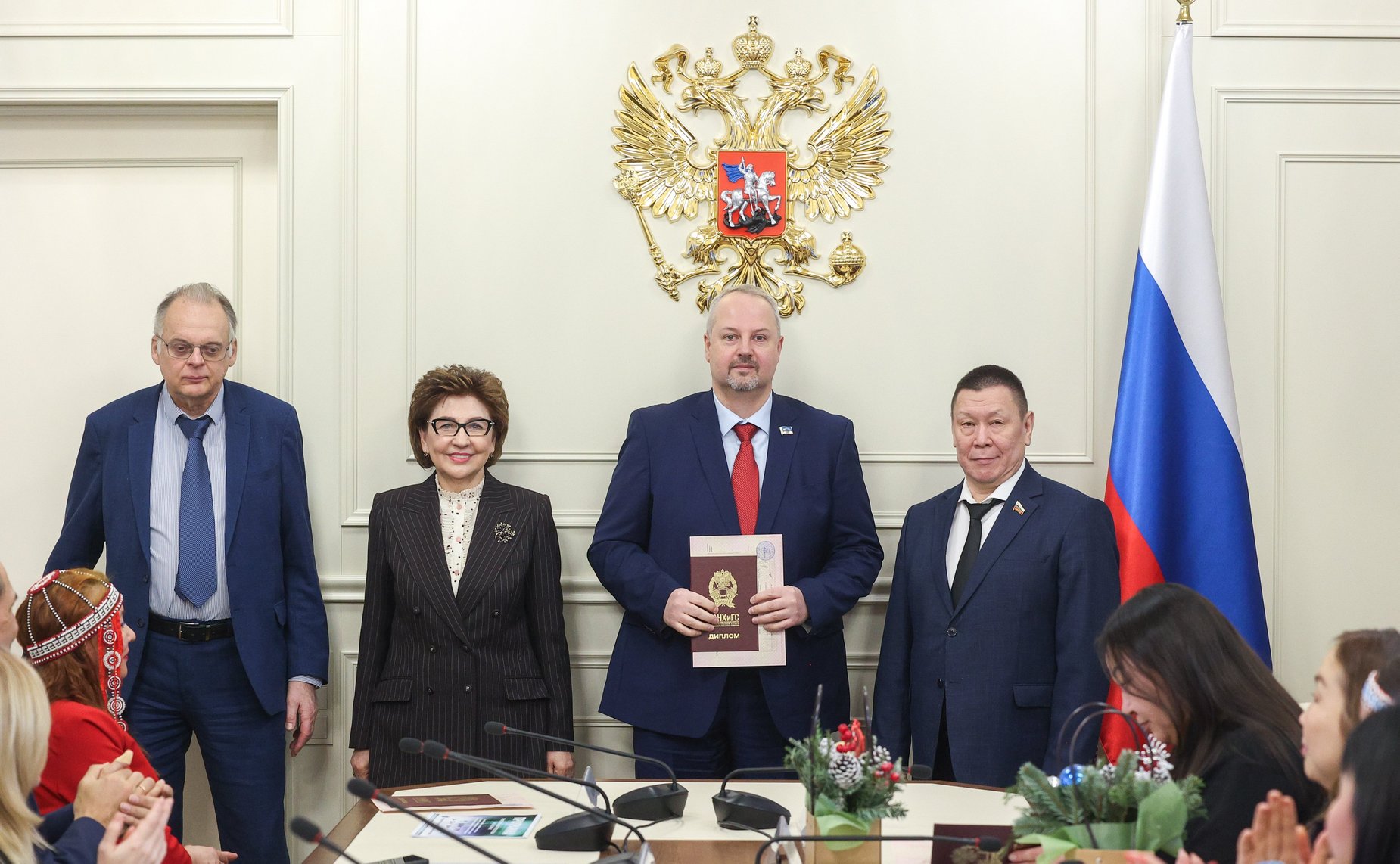 Награждение участников профессиональной переподготовки в сфере эффективных практик устойчивого развития коренных малочисленных народов Севера, Сибири и Дальнего Востока России