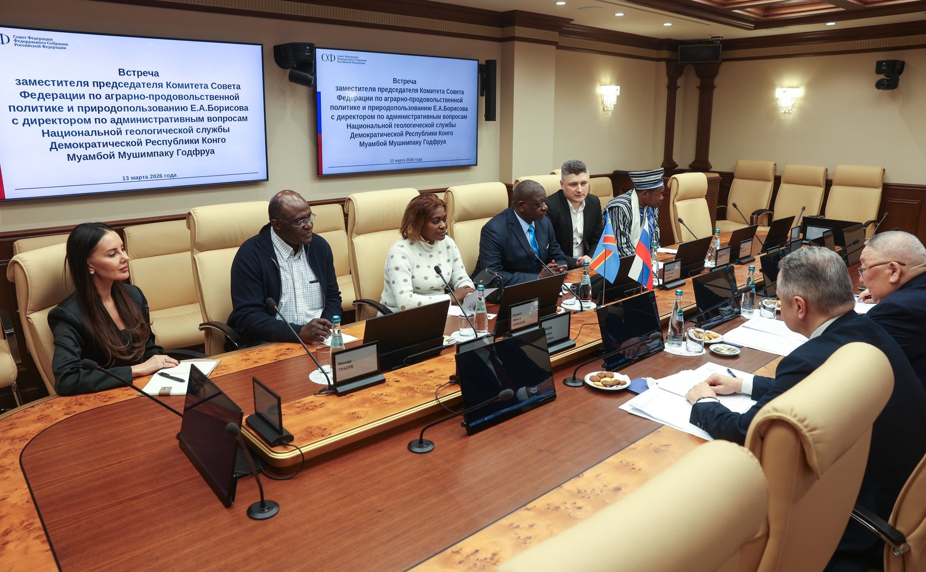 Егор Борисов провел встречу с директором по административным вопросам Национальной геологической службы Демократической Республики Конго Муамбой Мушимпаку Годфруа