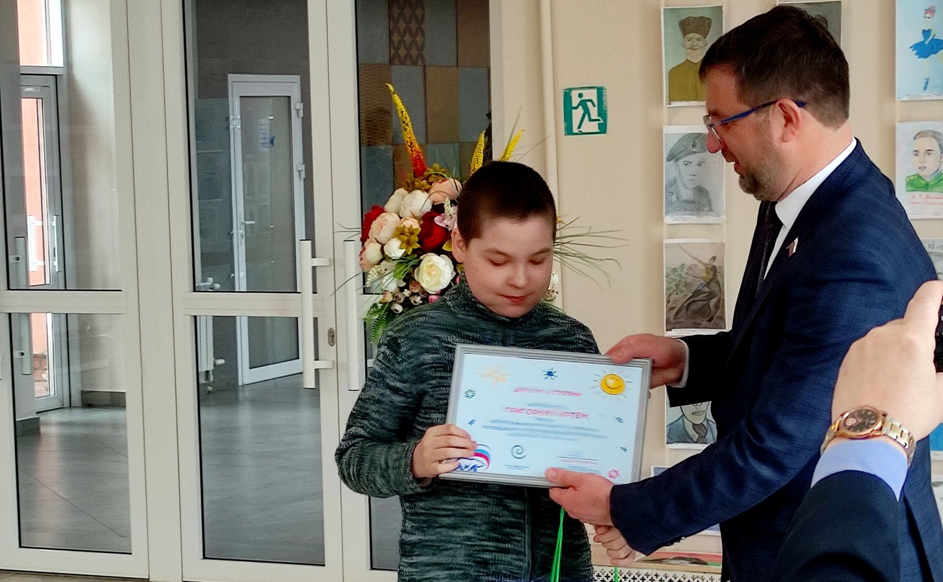 Николай Владимиров вручил награды участникам конкурса рисунков, инициированного Советом Федерации