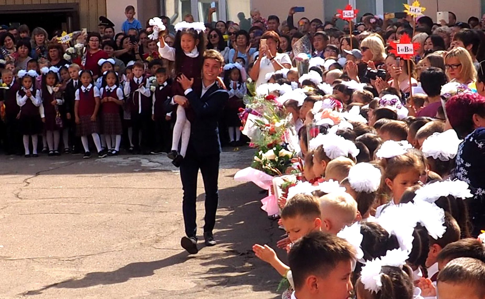 Вячеслав Наговицын в школе № 47 Улан-Удэ принял участие в торжественной линейке, посвященной Дню знаний