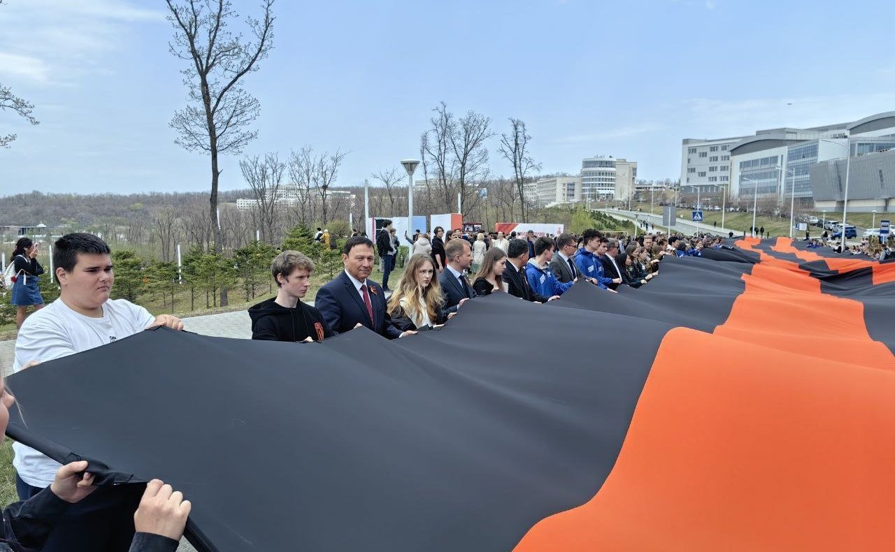 Александр Ролик во Владивостоке, в кампусе Дальневосточного федерального университета принял участие в патриотической акции «Международный Вальс Победы»