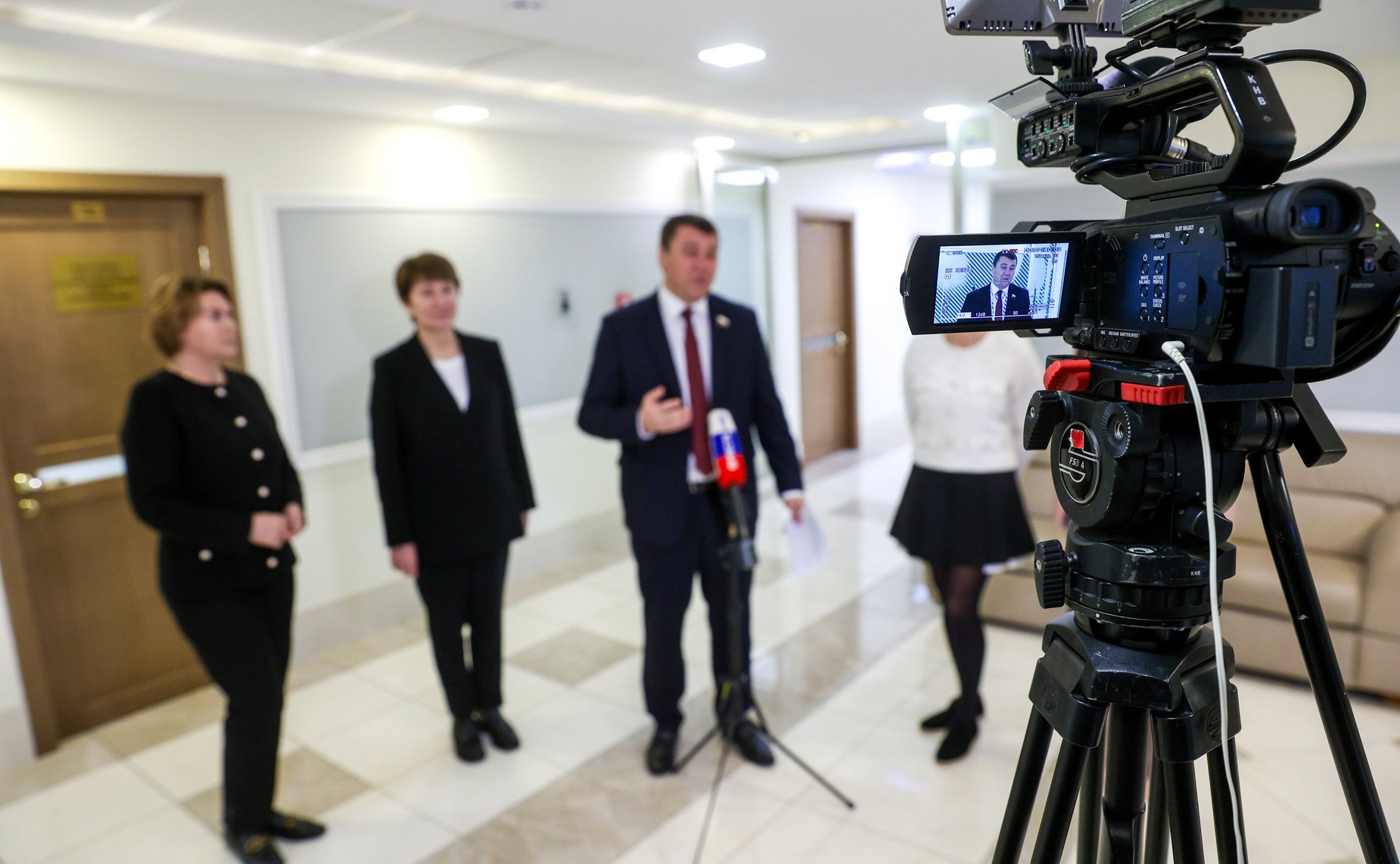 В Совете Федерации состоялось открытие выставки графических работ Яр-Кравченко «Лётчики — защитники в годы ВОВ»