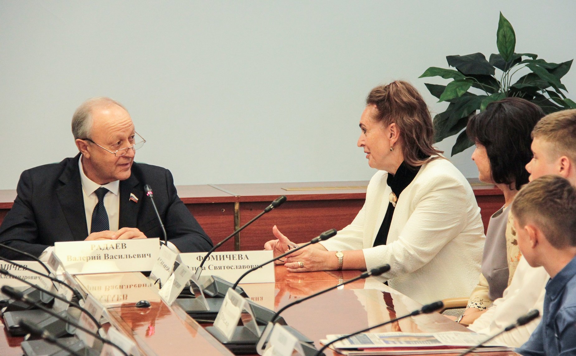 Валерий Радаев наградил победителей седьмого Всероссийского школы-конкурса «Портрет твоего края» 2023 года из Саратовской области и г. Москвы