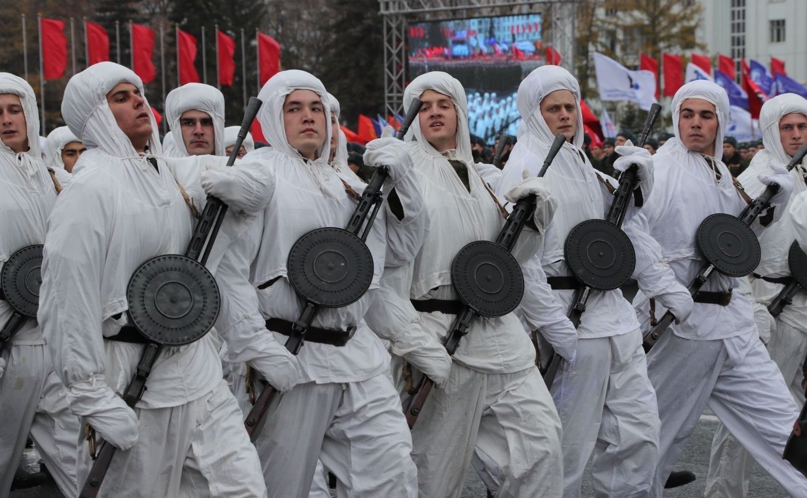 К. Косачев принял участие в Параде Памяти в Самаре