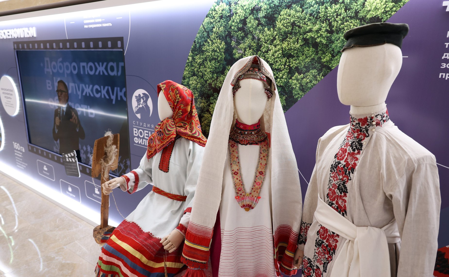 Валентина Матвиенко и Владислав Шапша осмотрели выставку, посвященную достижениям и перспективным направлениям развития Калужской области