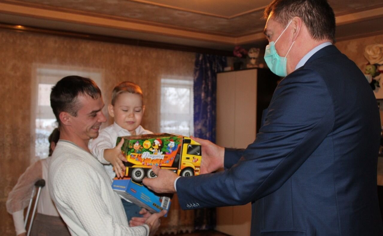 Александр Савин исполнил новогоднее пожелание юной калужанки Анастасии в рамках акции «Елка желаний»