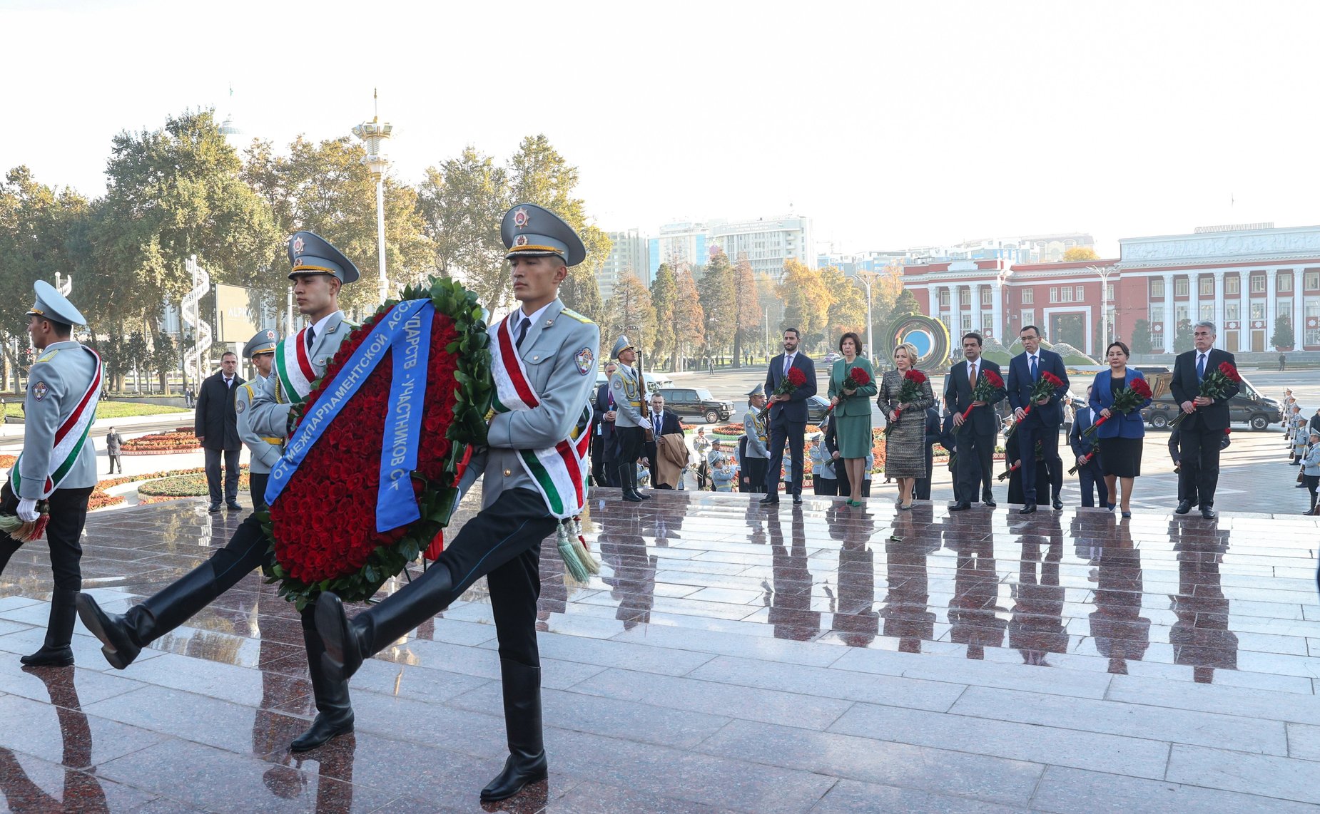 Торжественная церемония возложения цветов с участием руководителей парламентских делегаций к памятнику Исмоилу Сомони