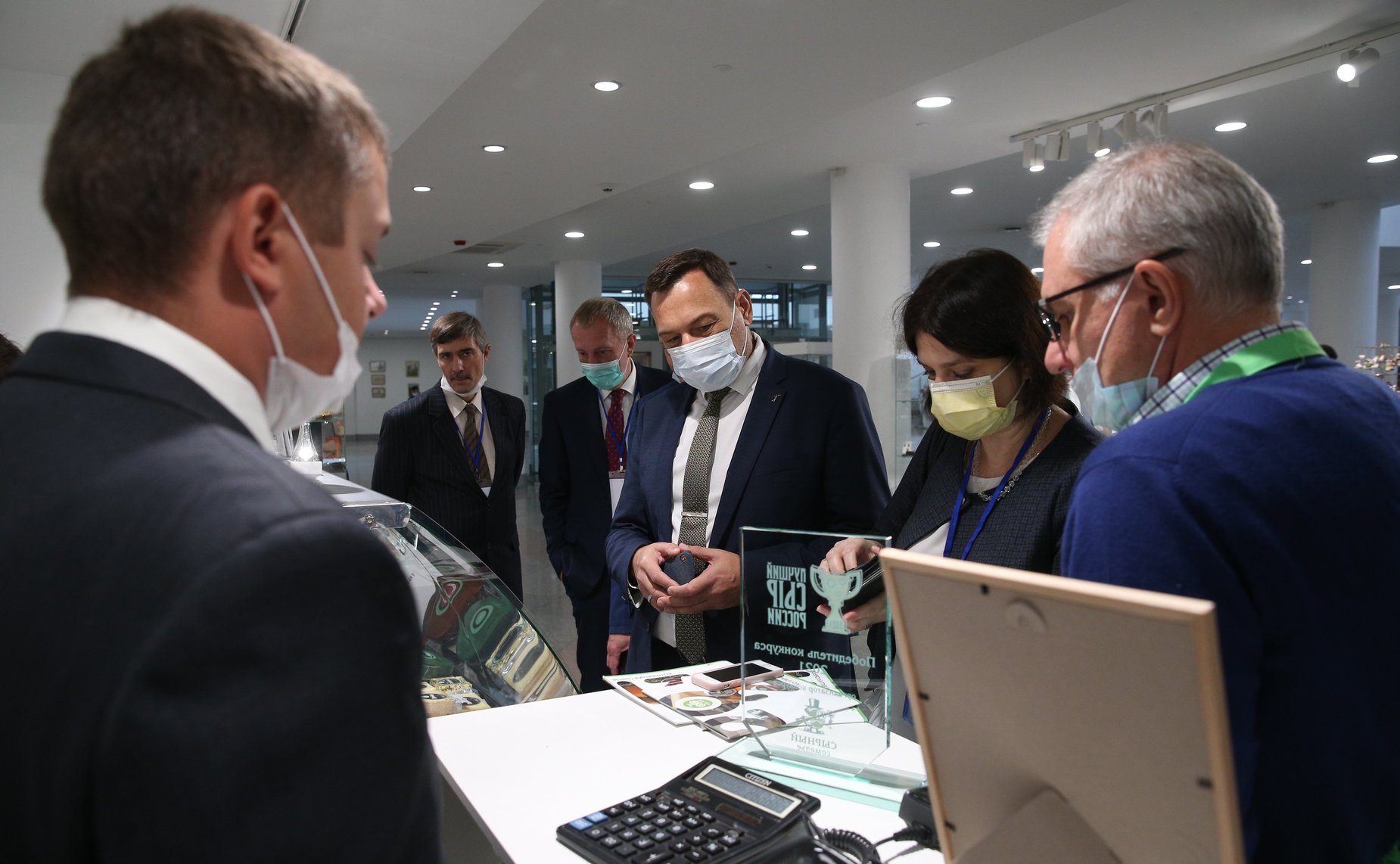 Выставка историко-культурных объектов и изделий мастеров народно-художественных промыслов Ярославской области, проходящая в рамках VIII Парламентского форума «Историко-культурное наследие России»