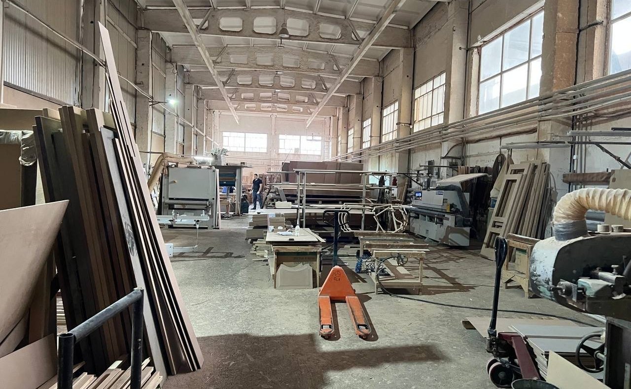 Айрат Гибатдинов посетил фабрику в Заволжском районе Ульяновской области, которая специализируется на деревообработке