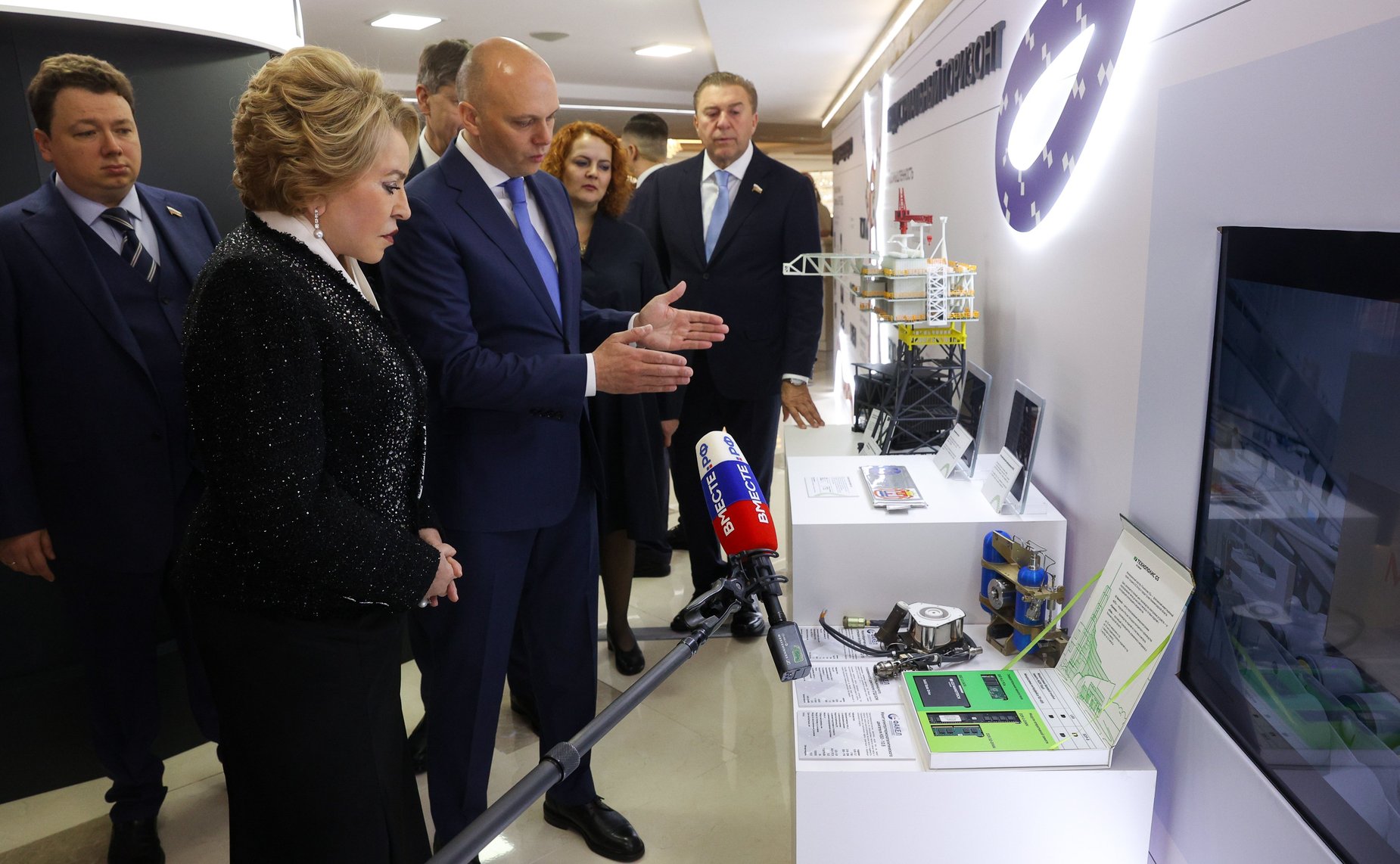 Валентина Матвиенко и Алексей Беспрозванных осмотрели выставку, посвященную истории и перспективным направлениям развития Калининградской области