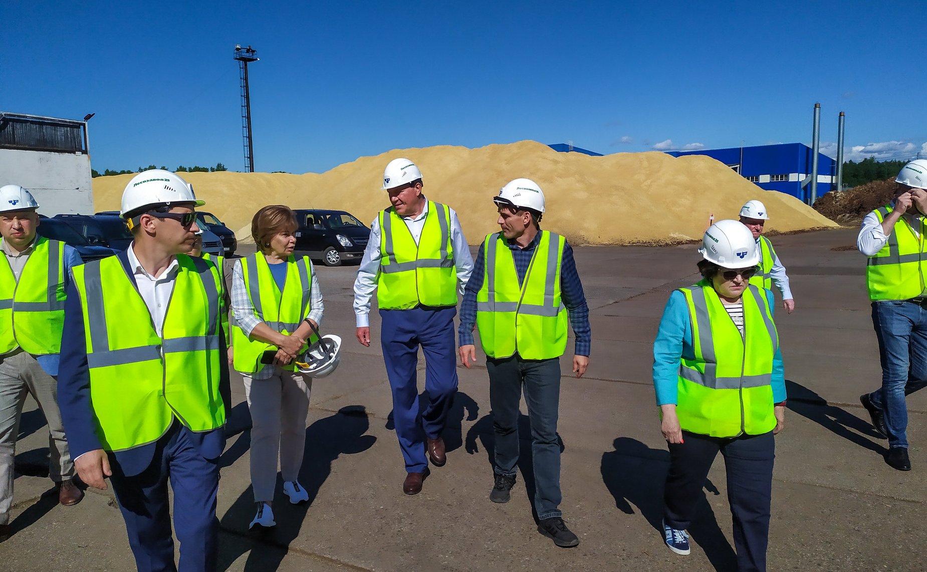 В рамках работы Совета по вопросам развития лесного комплекса сенаторы посетили ряд производственных объектов на территории Архангельской области