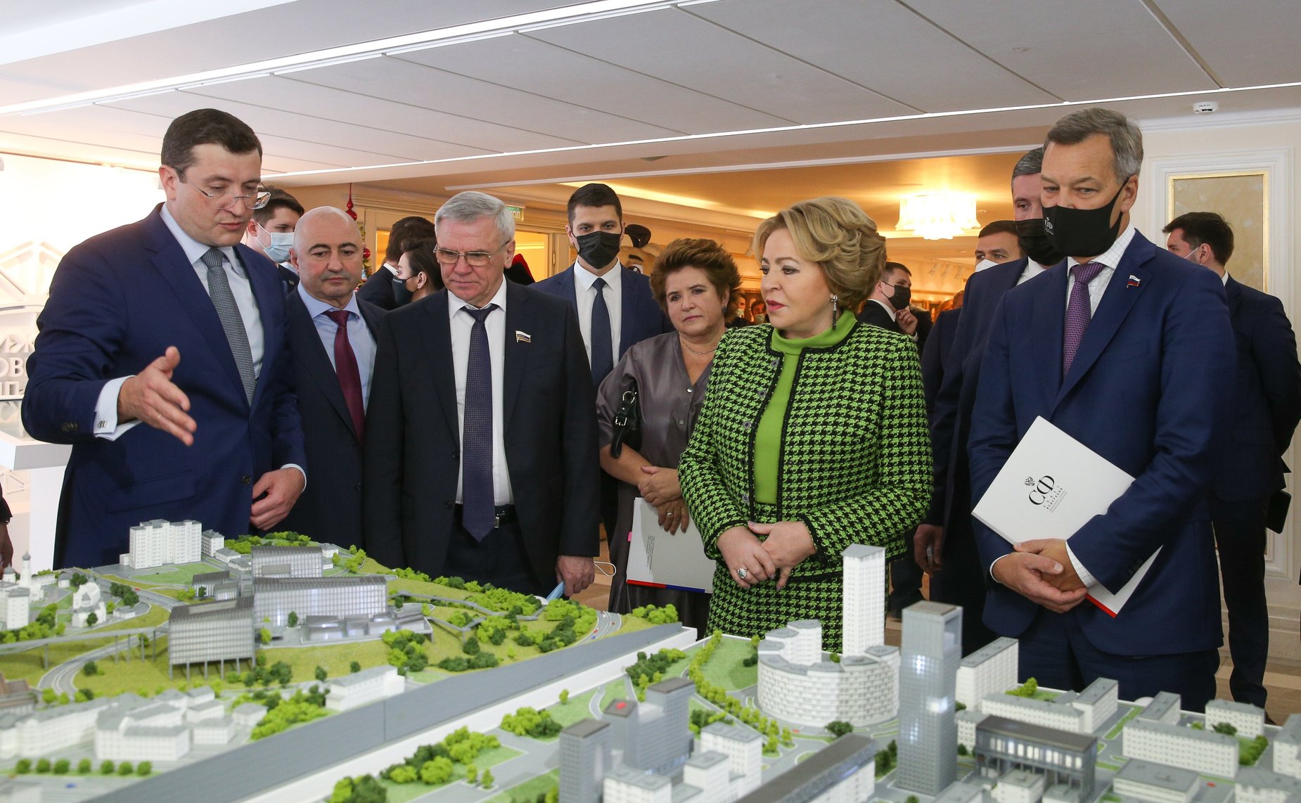 Председатель Совета Федерации Валентина Матвиенко и губернатор Нижегородской области Глеб Никитин осмотрели выставку, на которой представлены инновационные проекты и перспективы развития региона