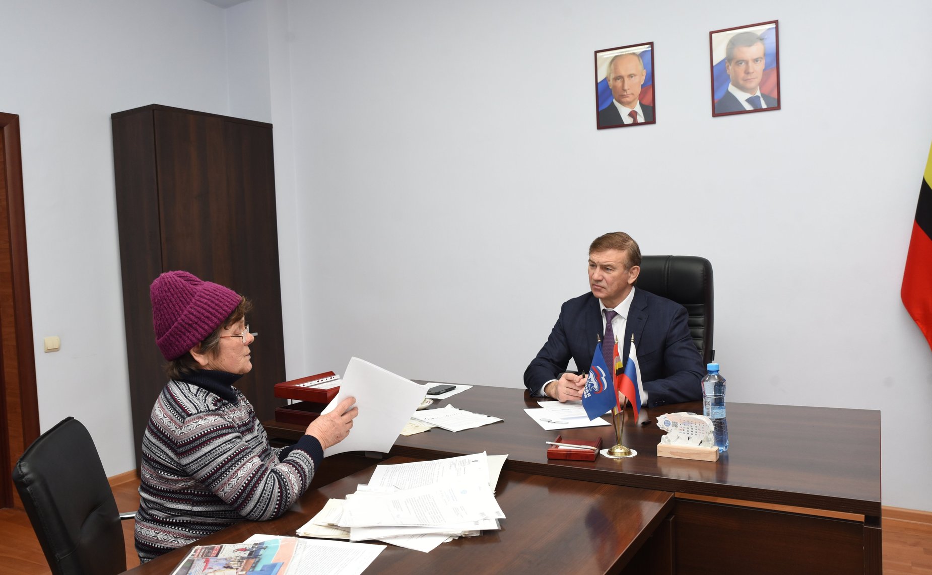 Александр Брыксин подарил музыкантам военного оркестра баян