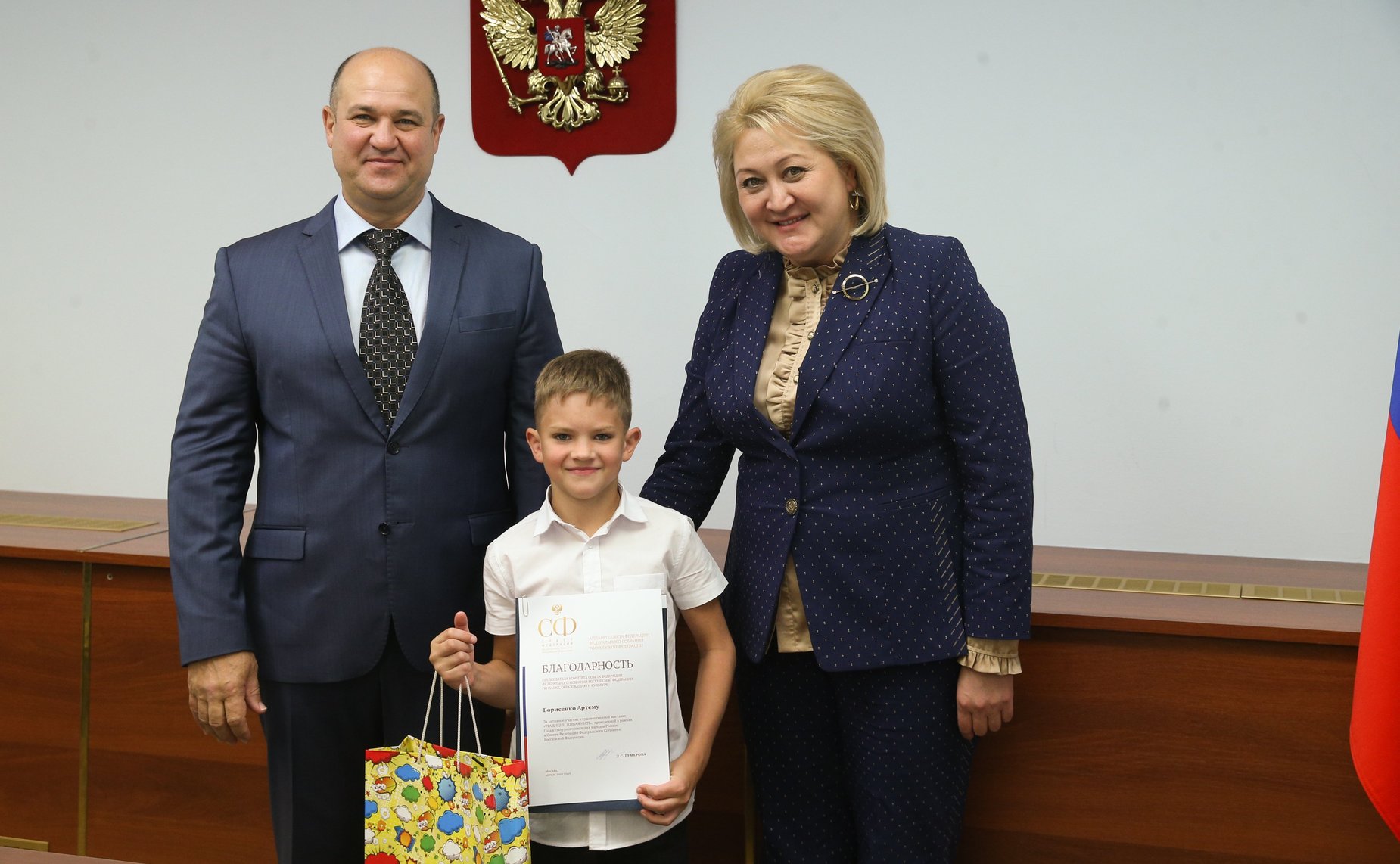 Награждение детей – участников выставки детских художественных работ «Традиции живая нить»