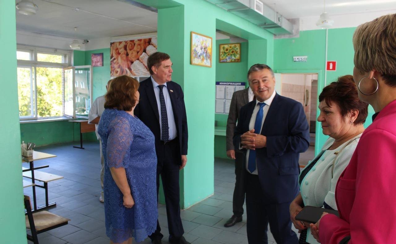 Александр Савин присутствовал на церемонии открытия нового учебного года в общеобразовательной школе № 2 г. Белоусово