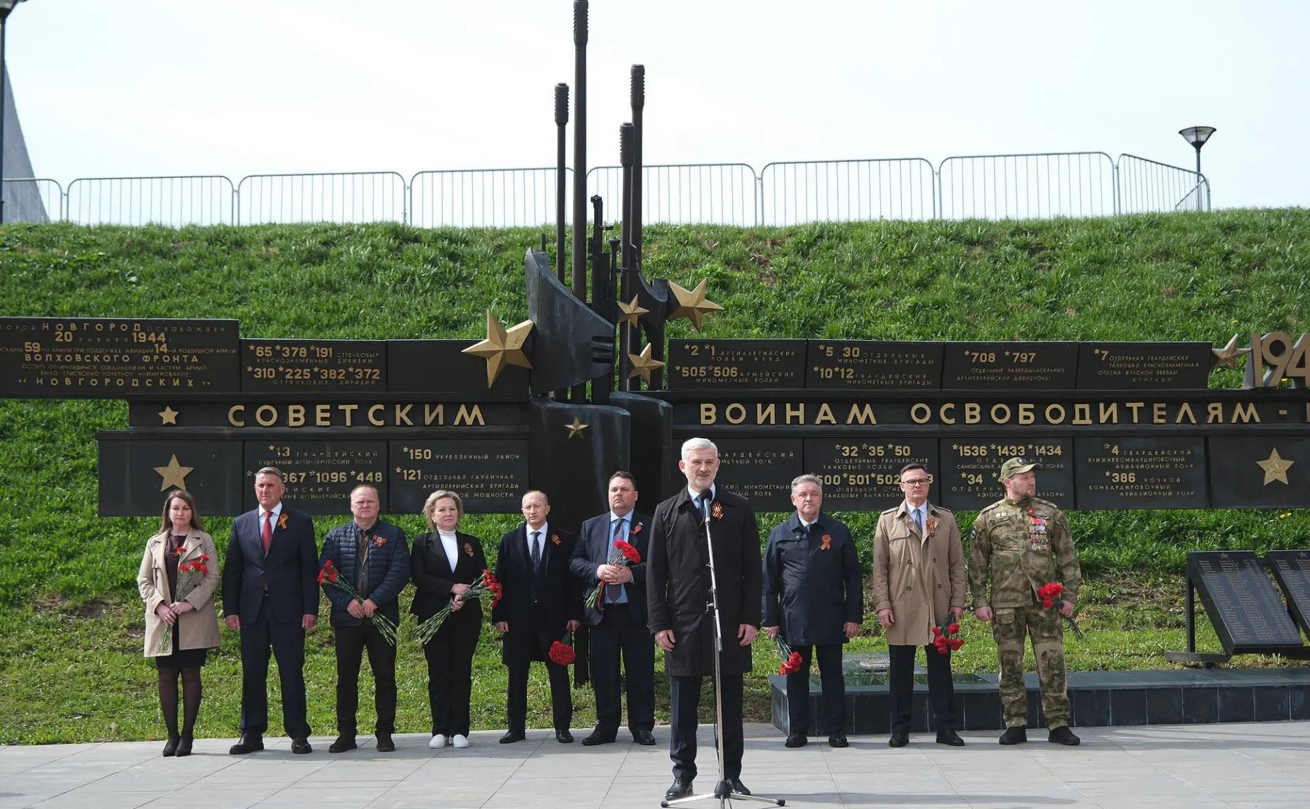 Евгений Дитрих почтил память погибших героев, возложив цветы к мемориалу «Вечный огонь славы»