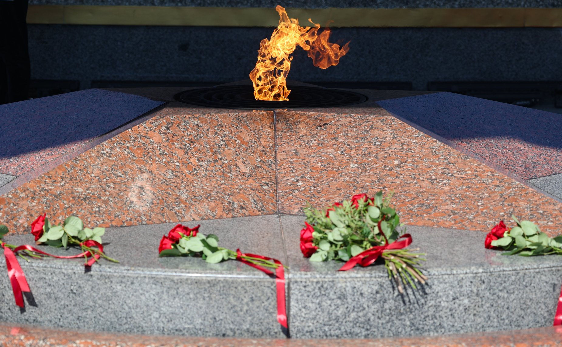 Торжественная церемония возложения цветов членами официальных делегаций Совета Республики и Совета Федерации к Вечному огню у монумента «Три штыка»