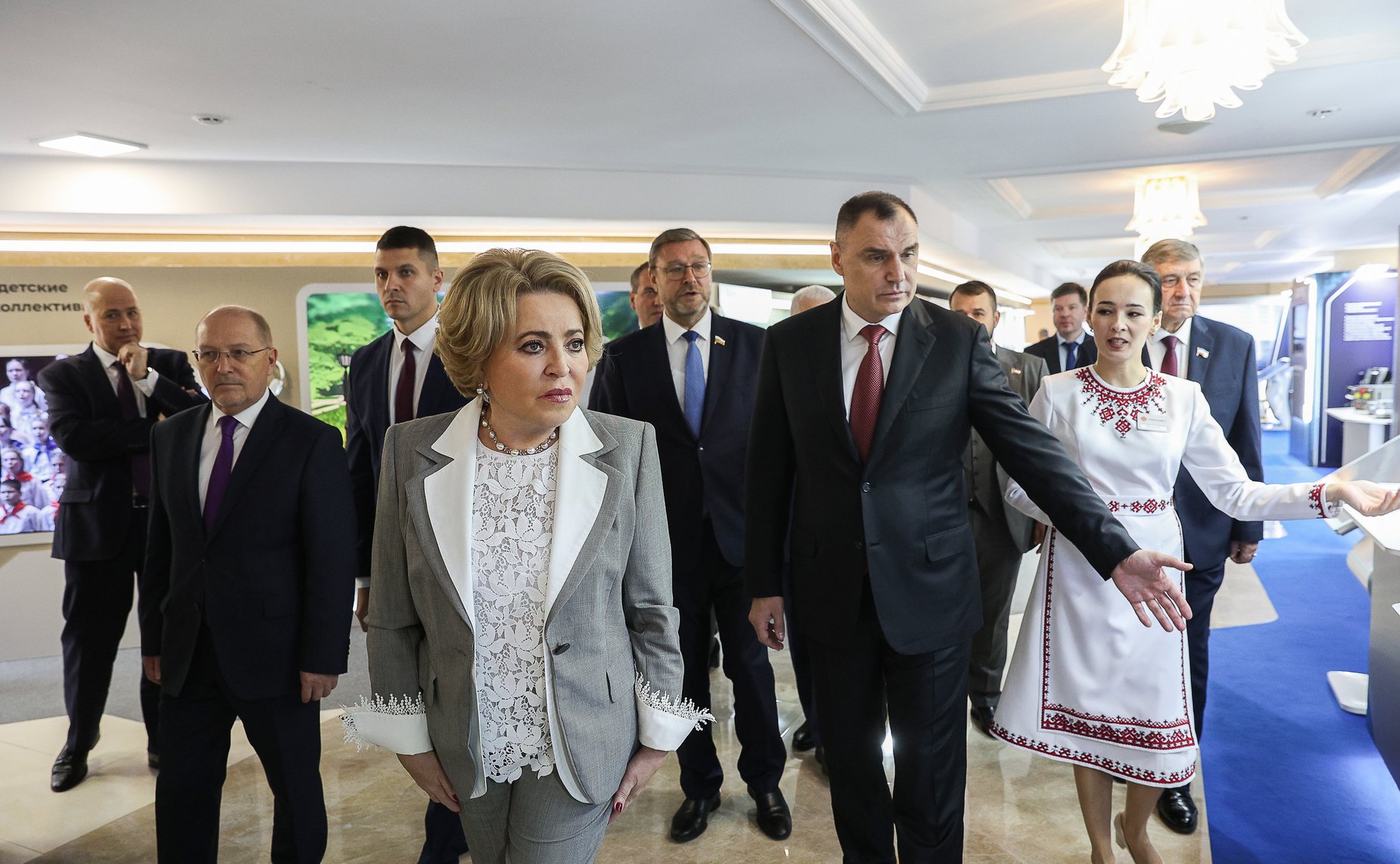 Валентина Матвиенко и Юрий Зайцев осмотрели выставку, посвященную культуре, истории и перспективным направлениям развития Республики Марий Эл