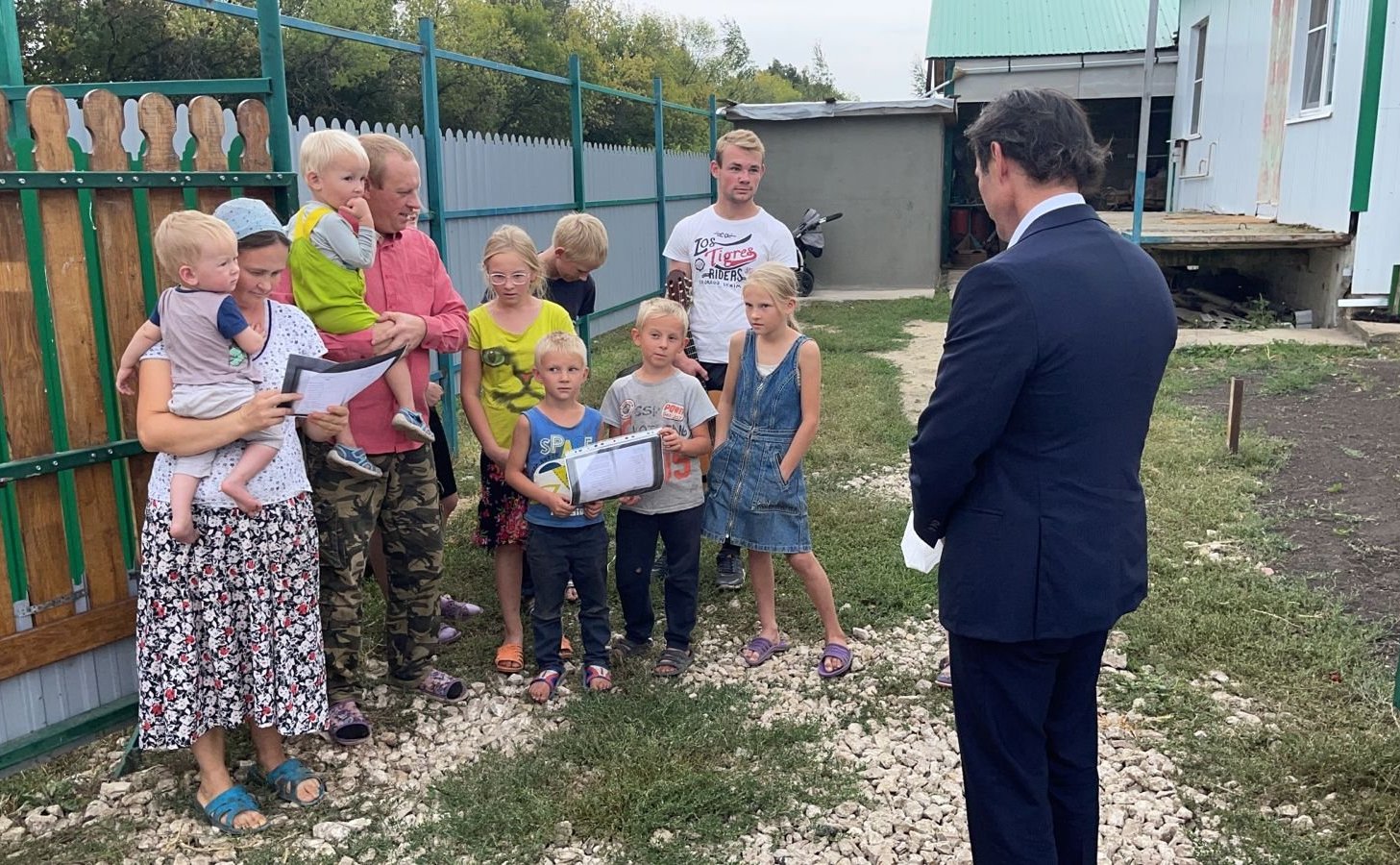 Максим Кавджарадзе навестил многодетную семью Сафоновых