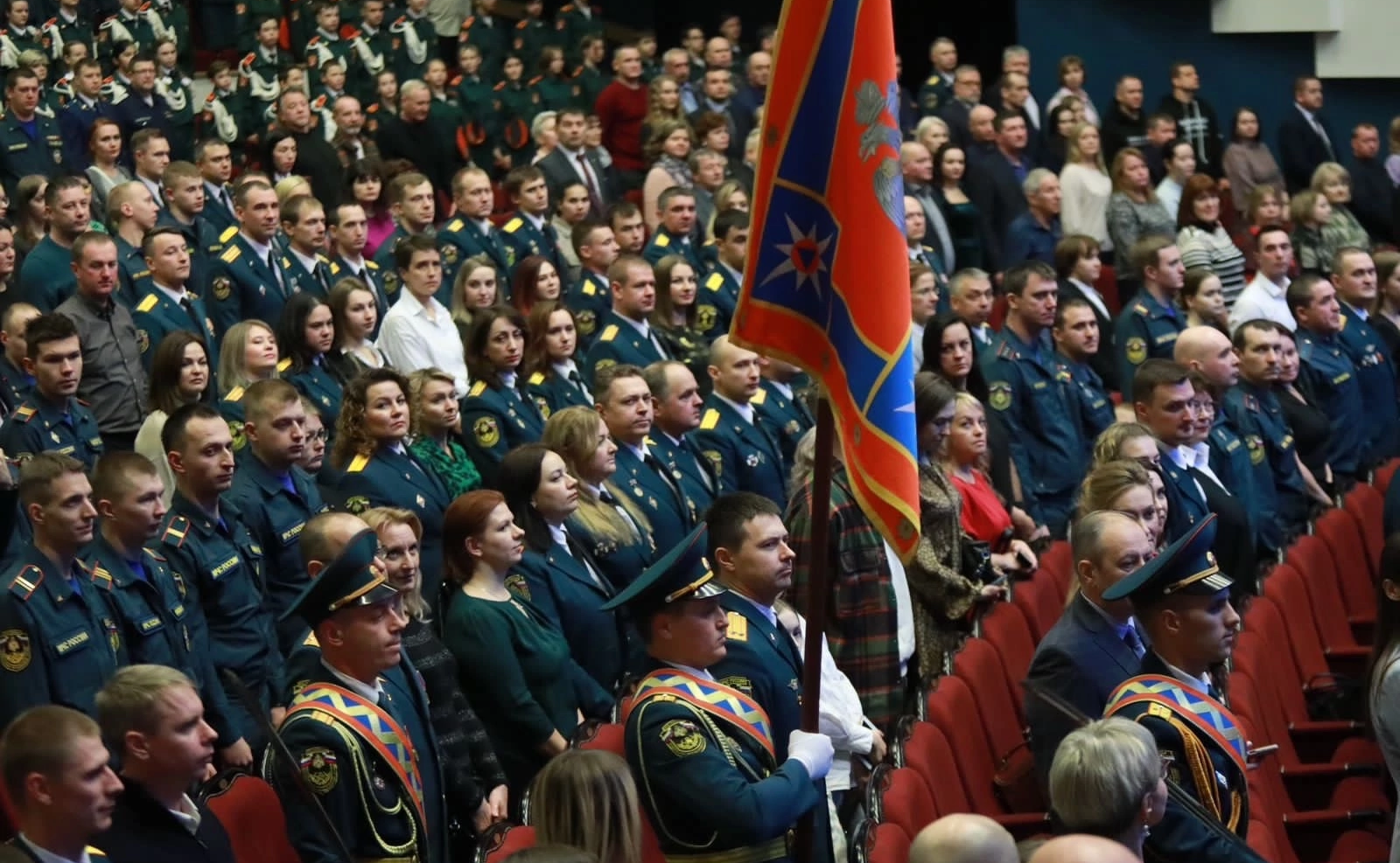 Наталия Косихина и Александр Русаков в торжественной обстановке вручили юным героям из города Углича