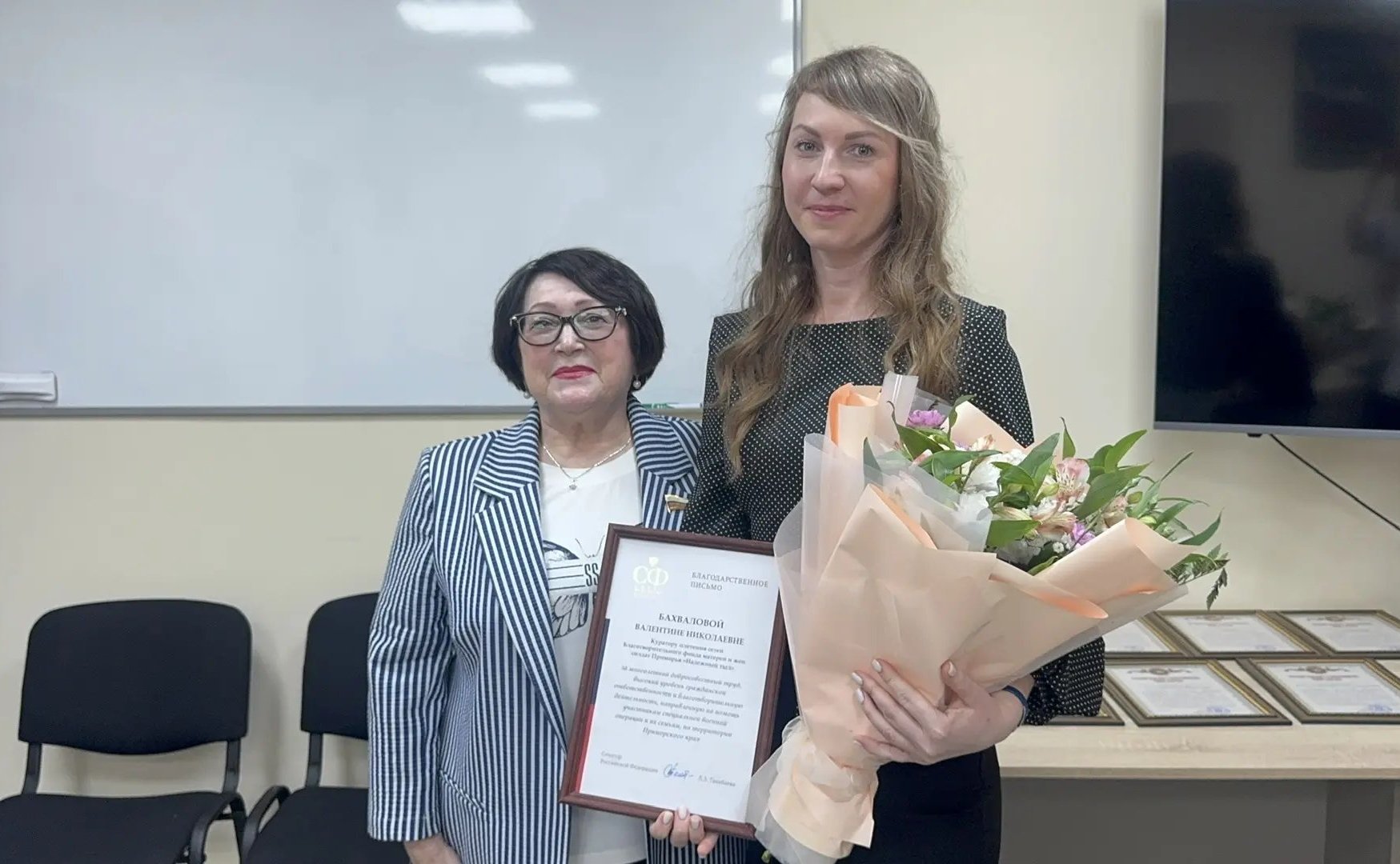 Людмила Талабаева в ходе региональной недели встретилась с активистами и членами общественных организаций, которые занимаются патриотическим воспитанием молодежи и помощью участникам СВО